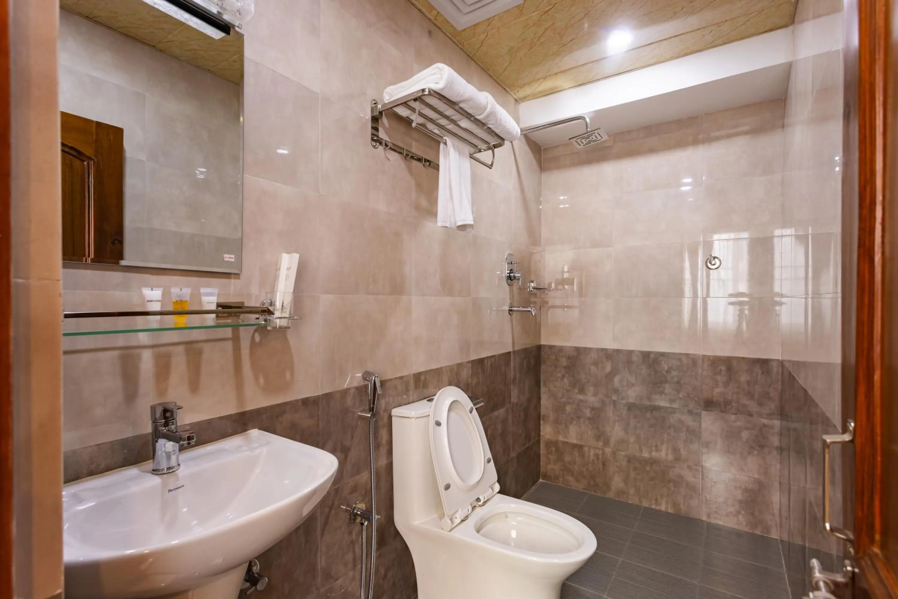 Shower in Airport Diana Hotel