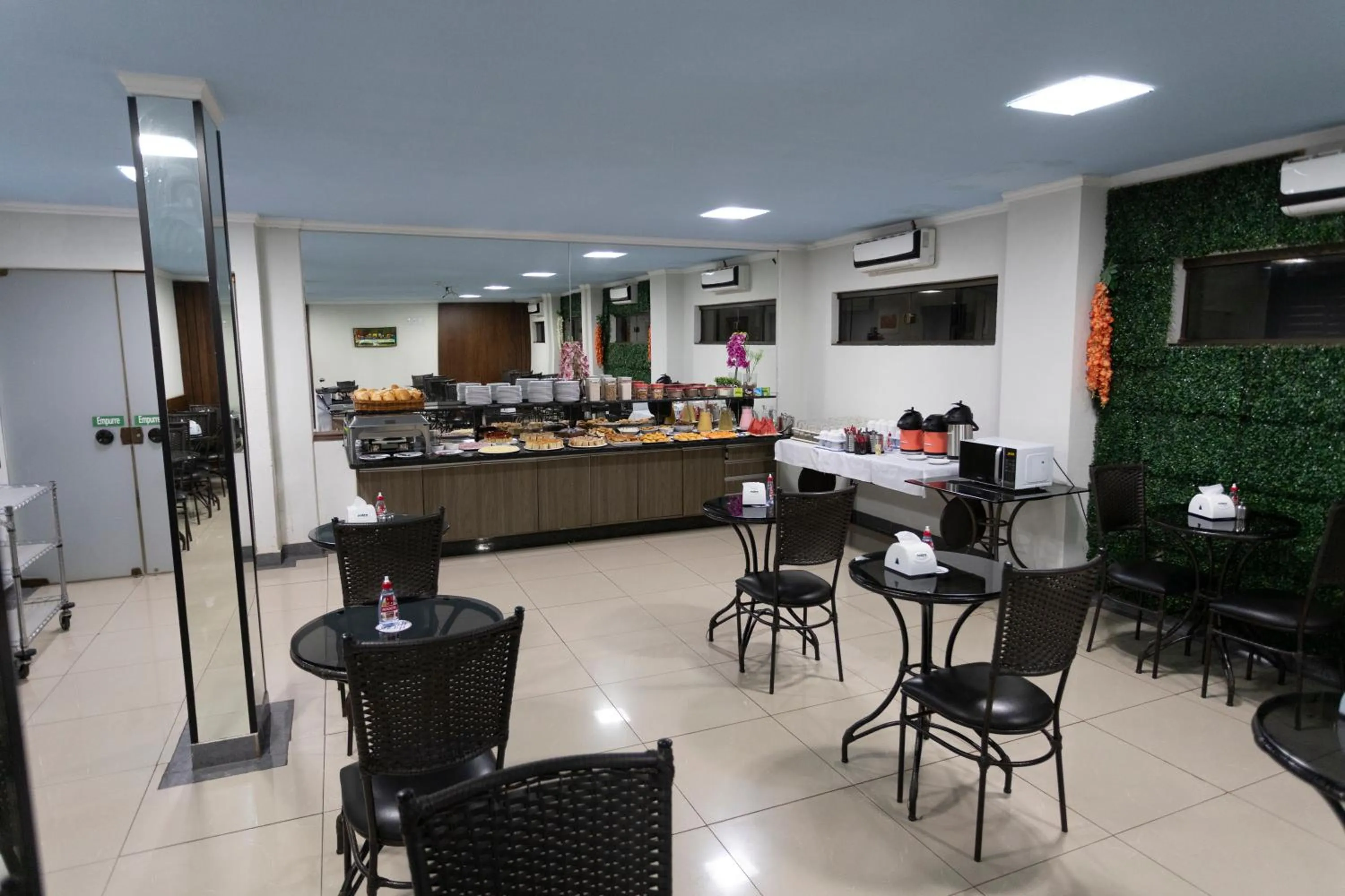 Restaurant/places to eat in Turis Hotel & Choperia