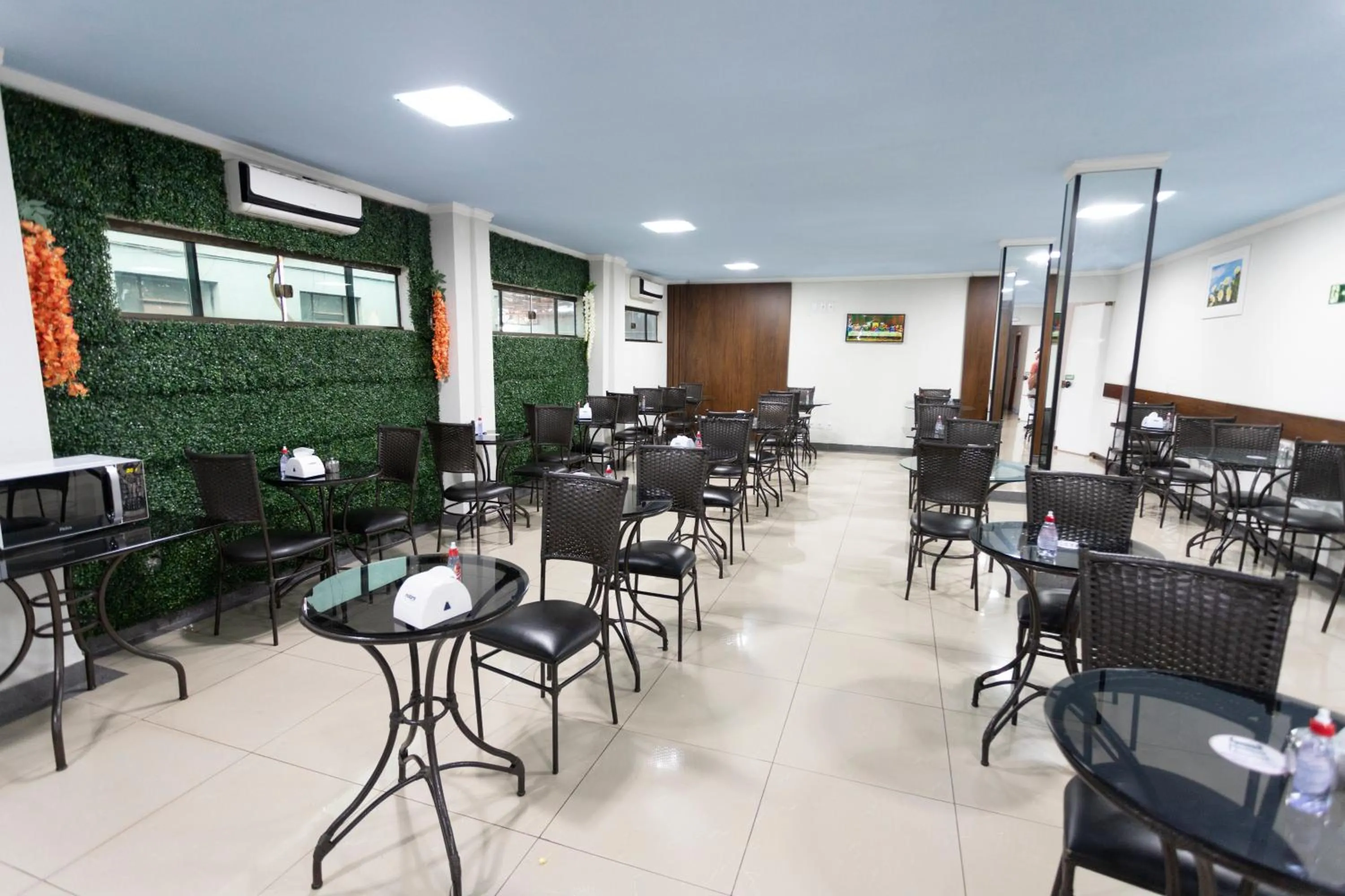 Restaurant/places to eat in Turis Hotel & Choperia