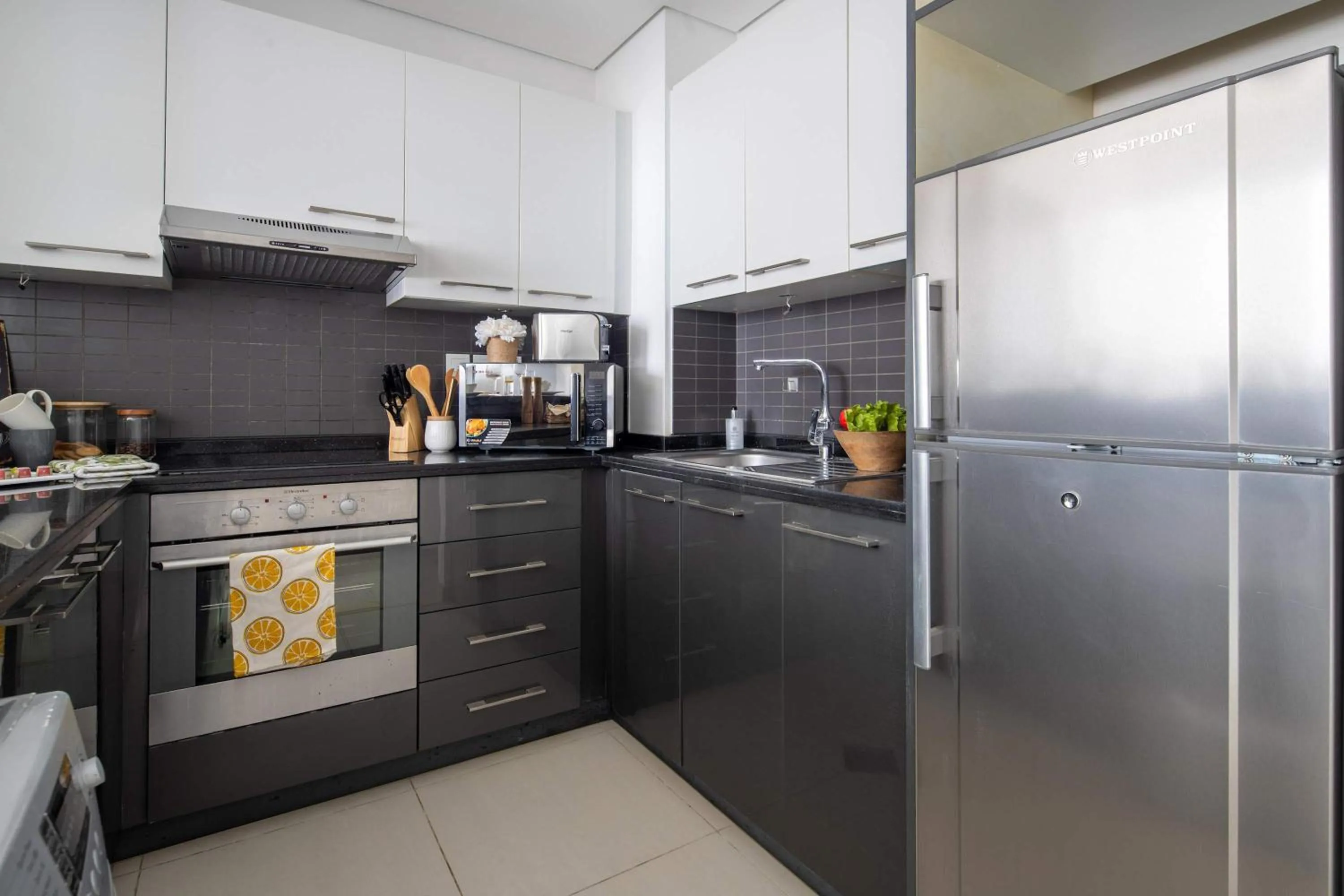 Kitchen or kitchenette in Frank Porter - Silverene Tower B