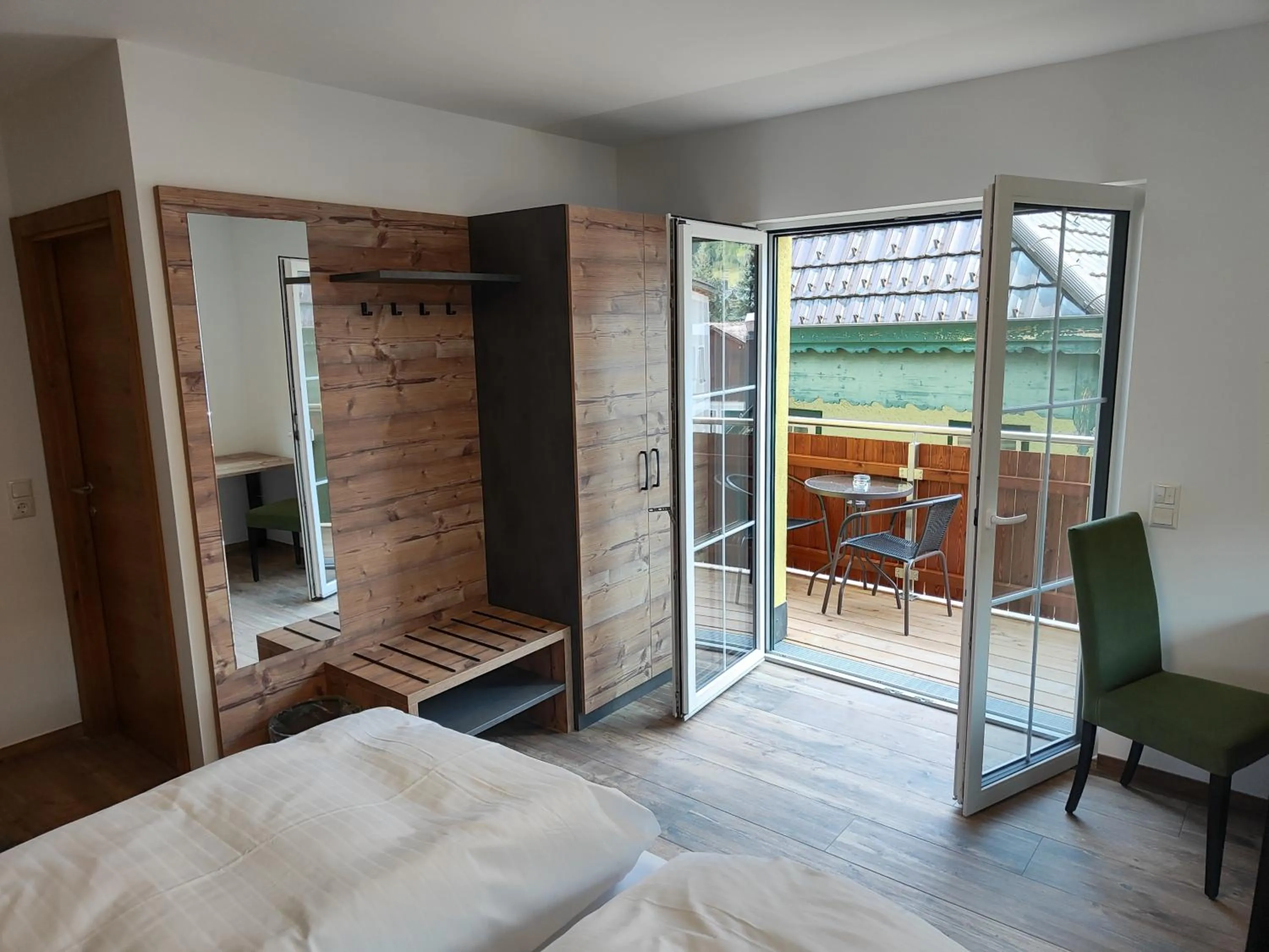 wardrobe, Bed in Hotel-Bad Goisern