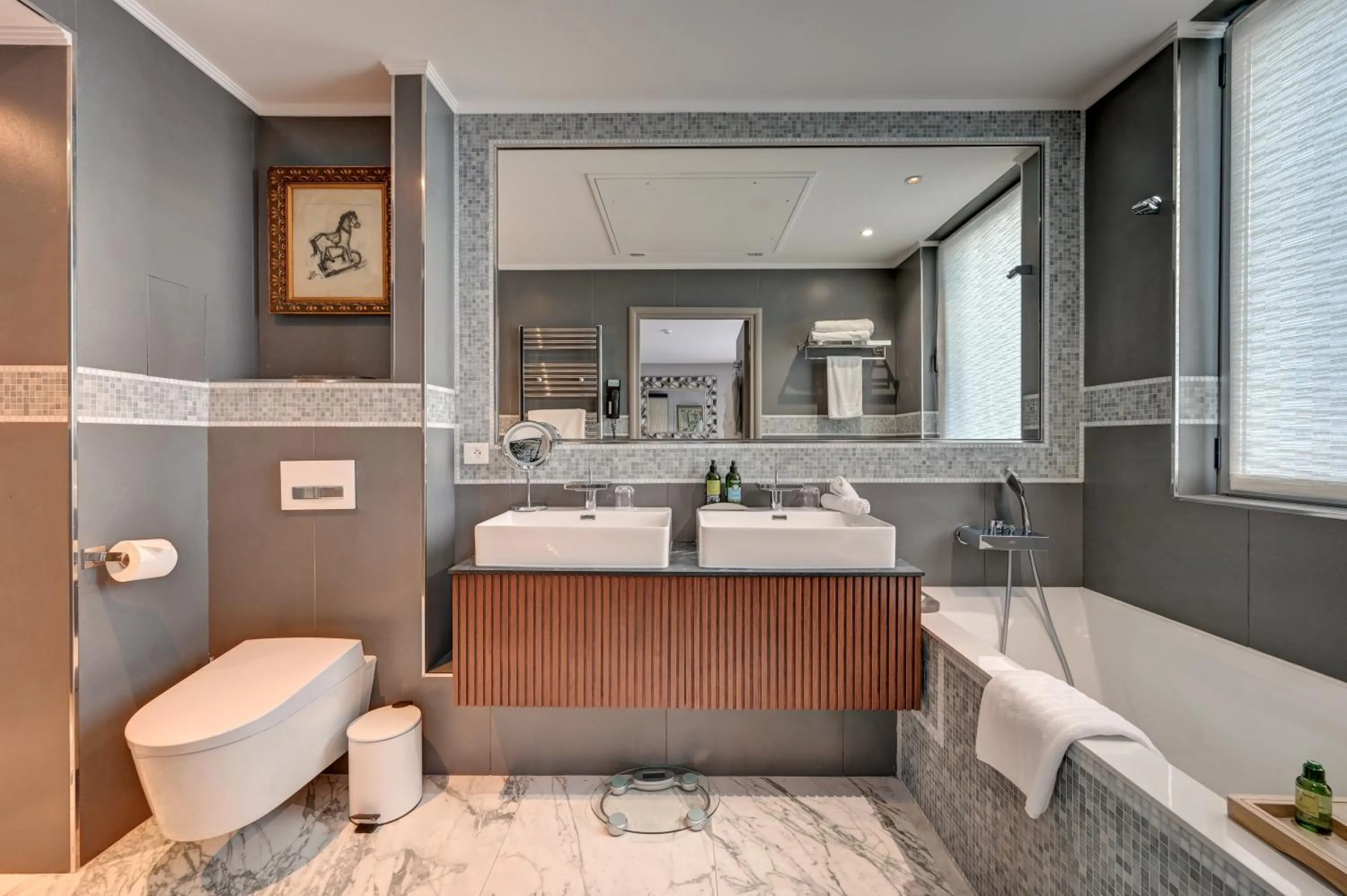 Shower in Juliana Hotel Paris