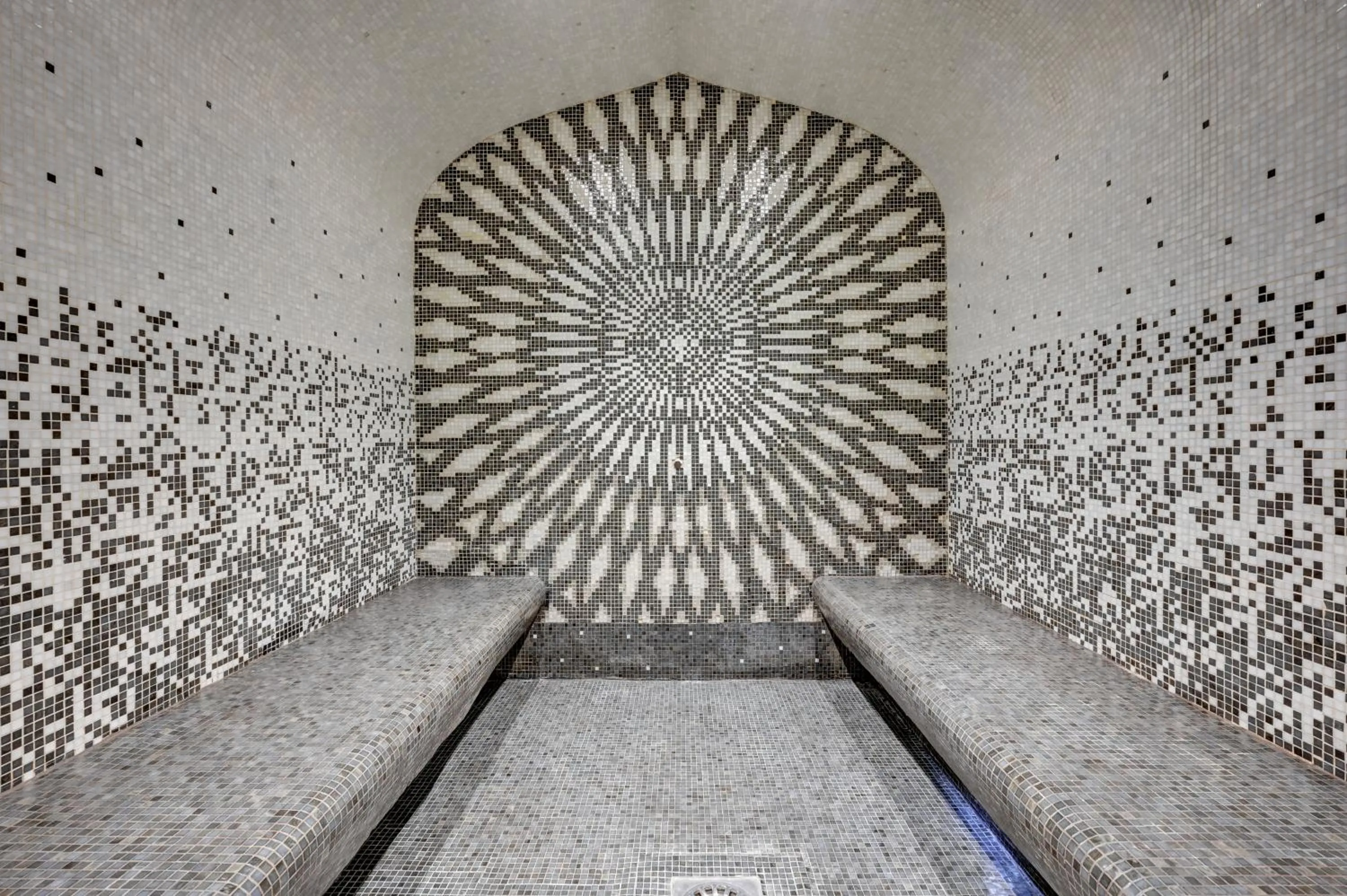 Steam room in Juliana Hotel Paris