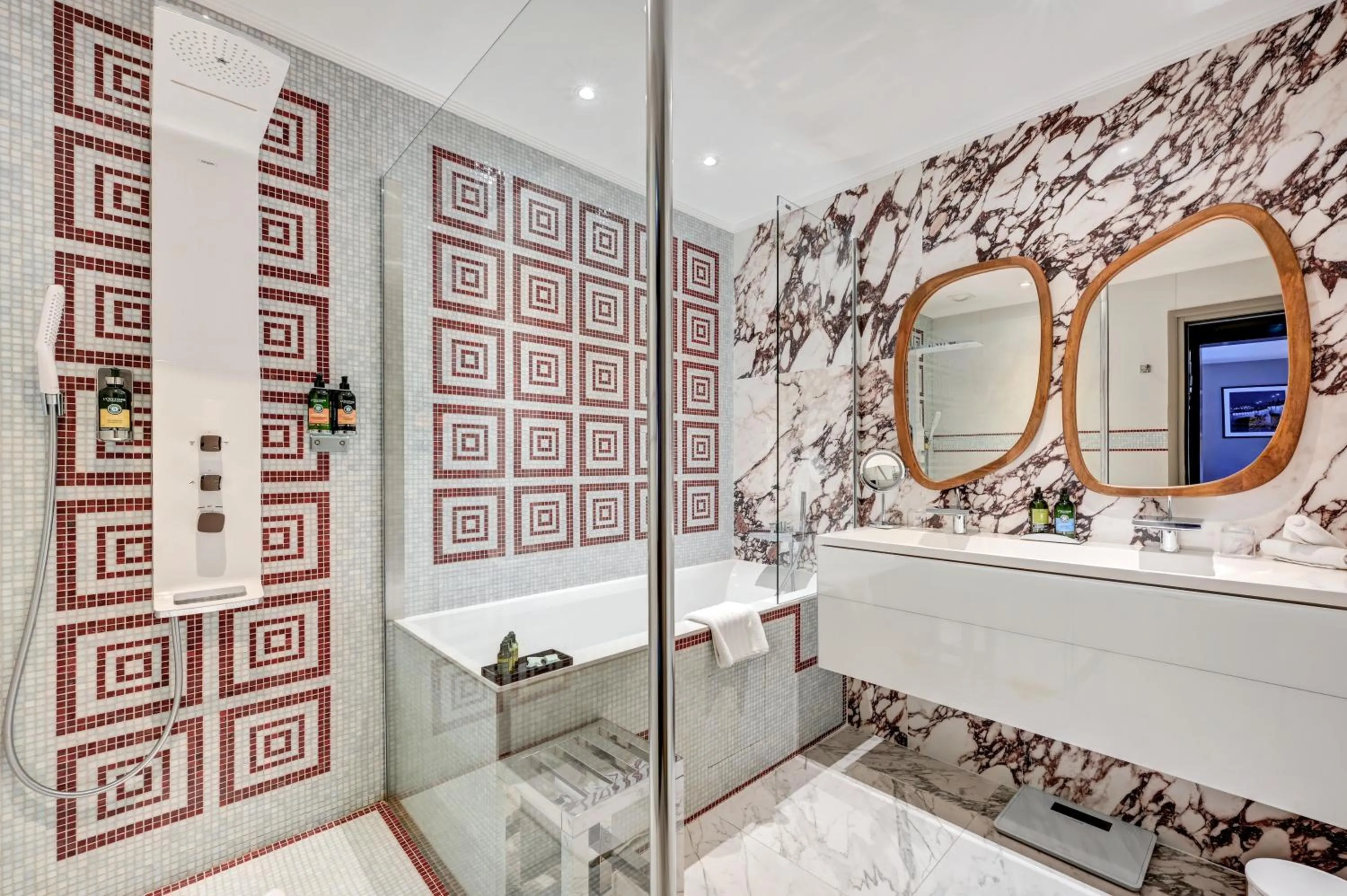 Shower in Juliana Hotel Paris