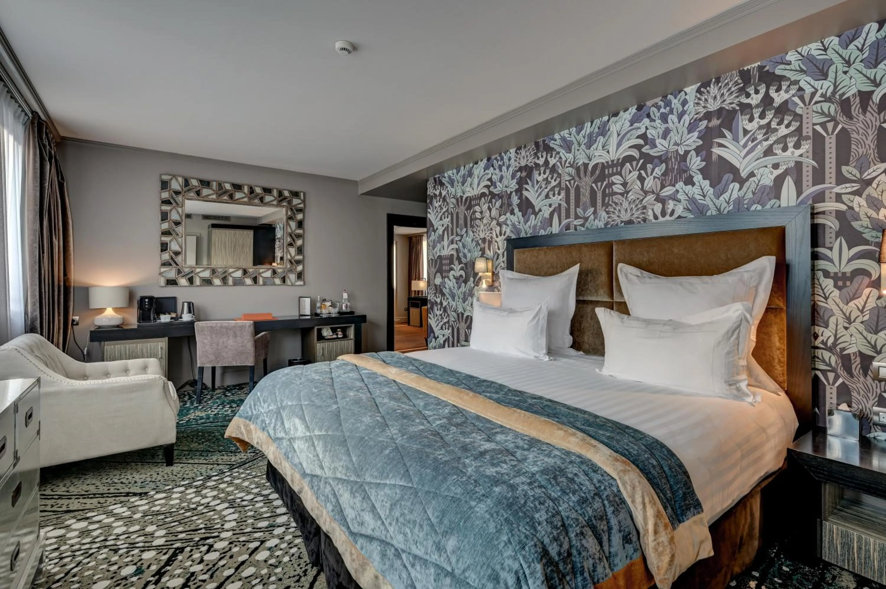 Bed in Juliana Hotel Paris