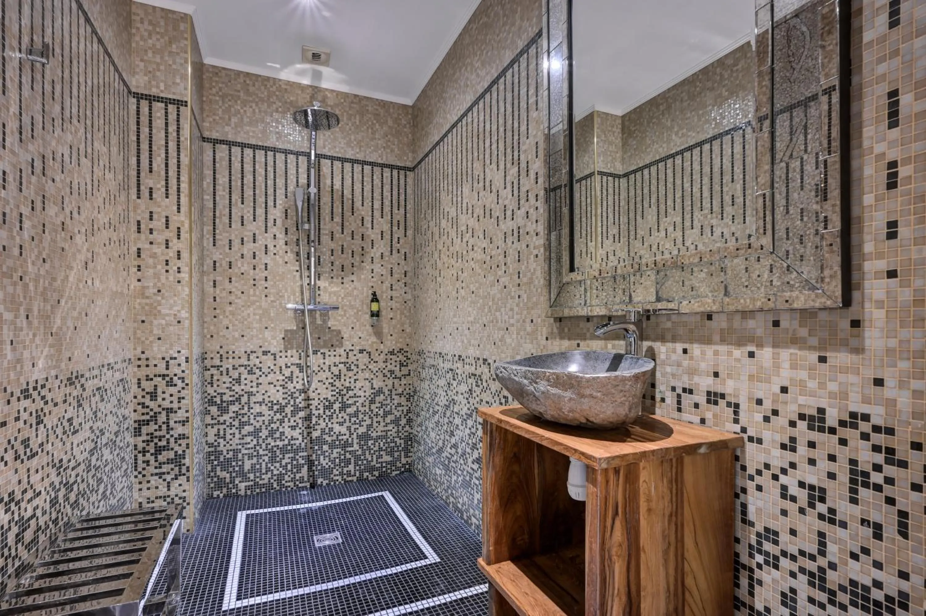 Spa and wellness centre/facilities in Juliana Hotel Paris