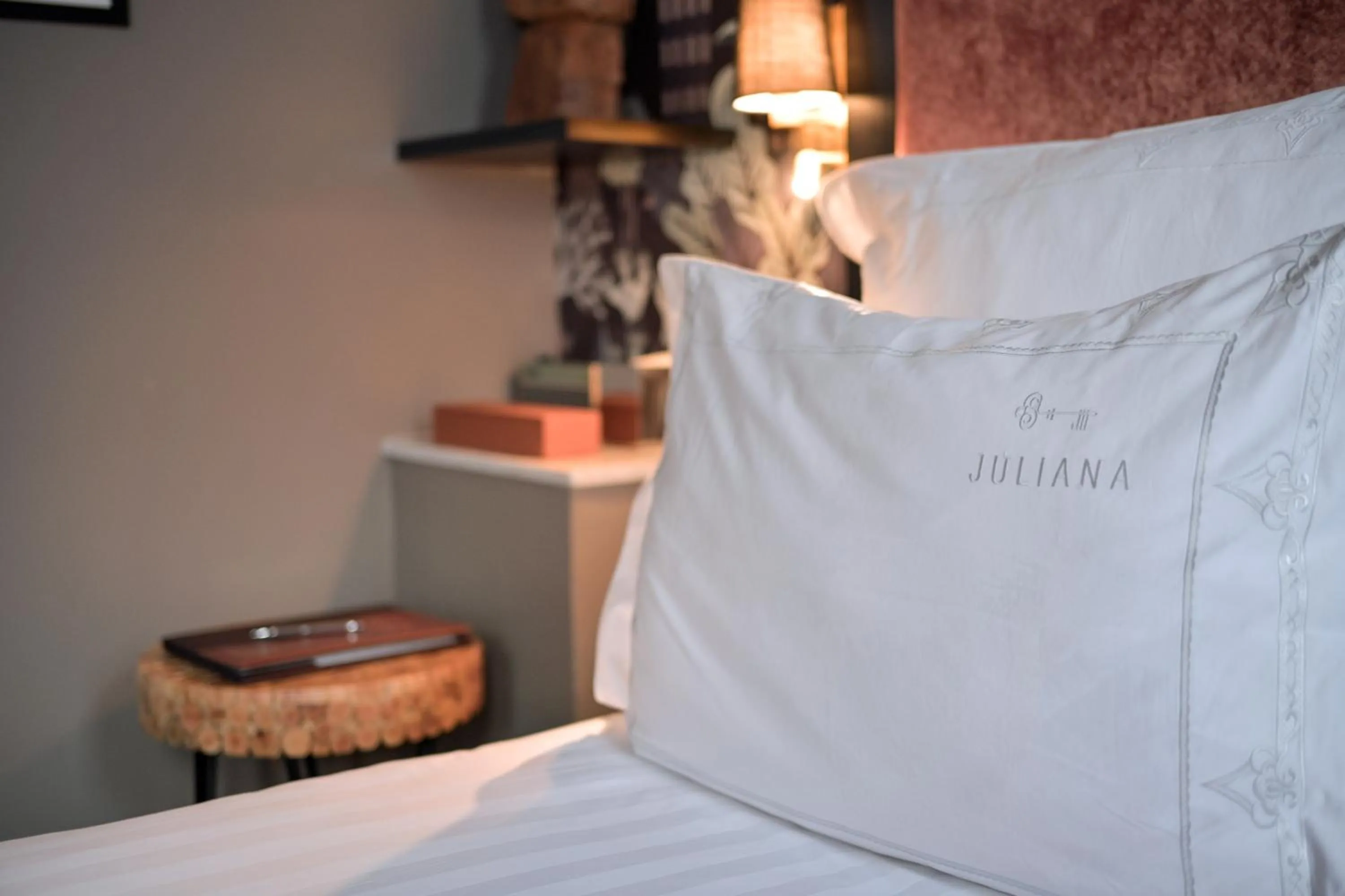 Bed in Juliana Hotel Paris