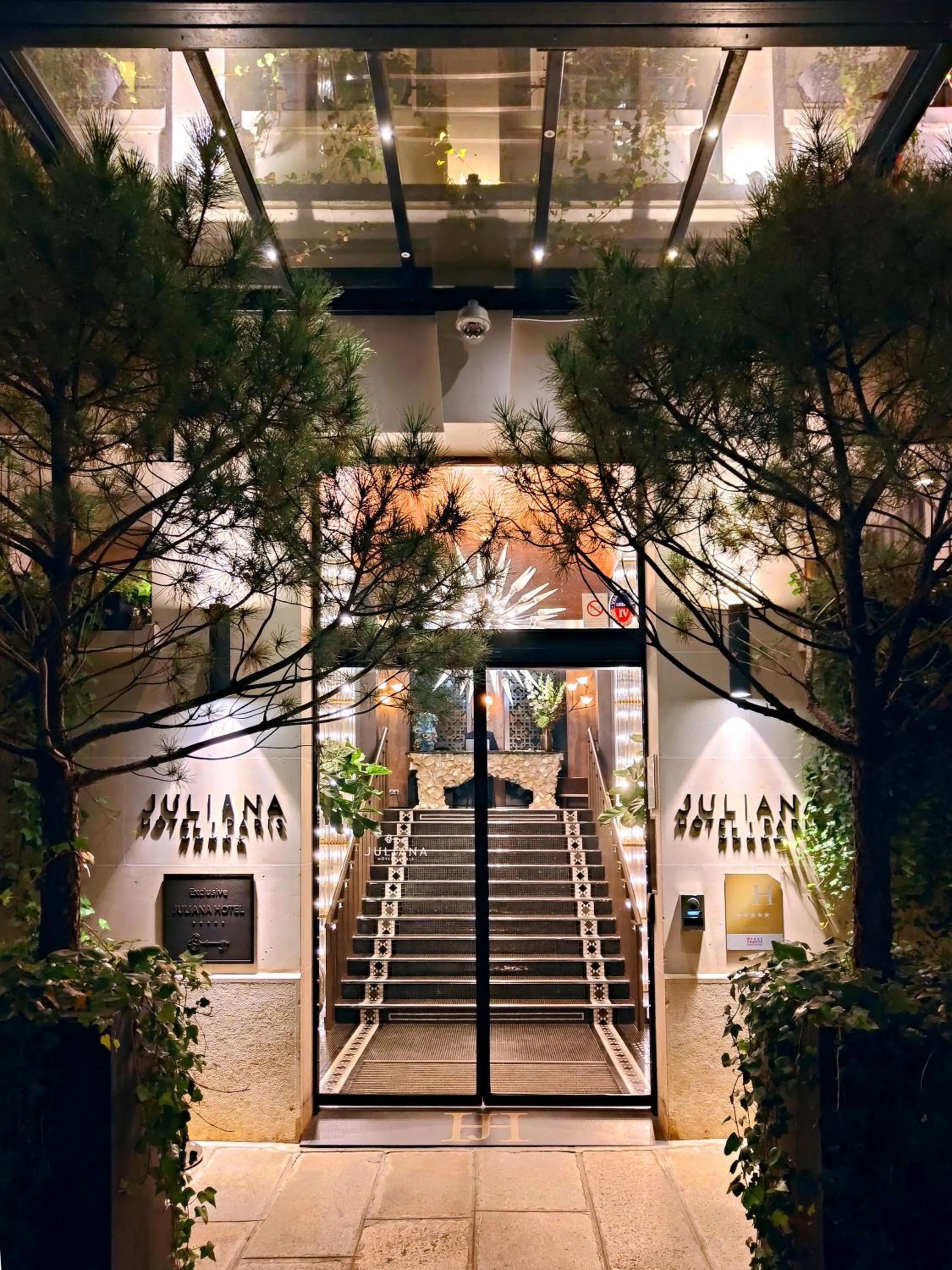 Facade/entrance in Juliana Hotel Paris