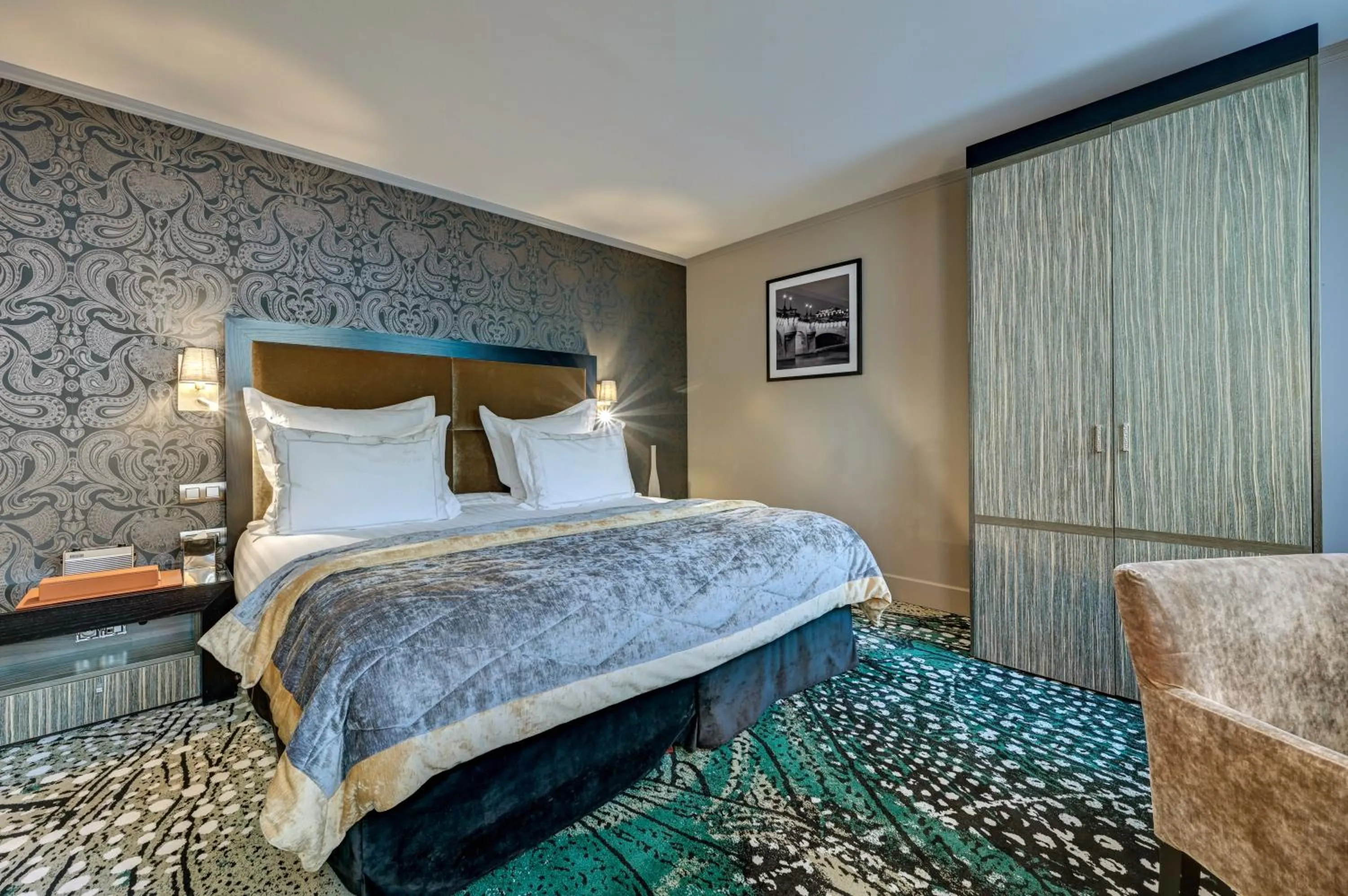 Deluxe Double Room in Juliana Hotel Paris