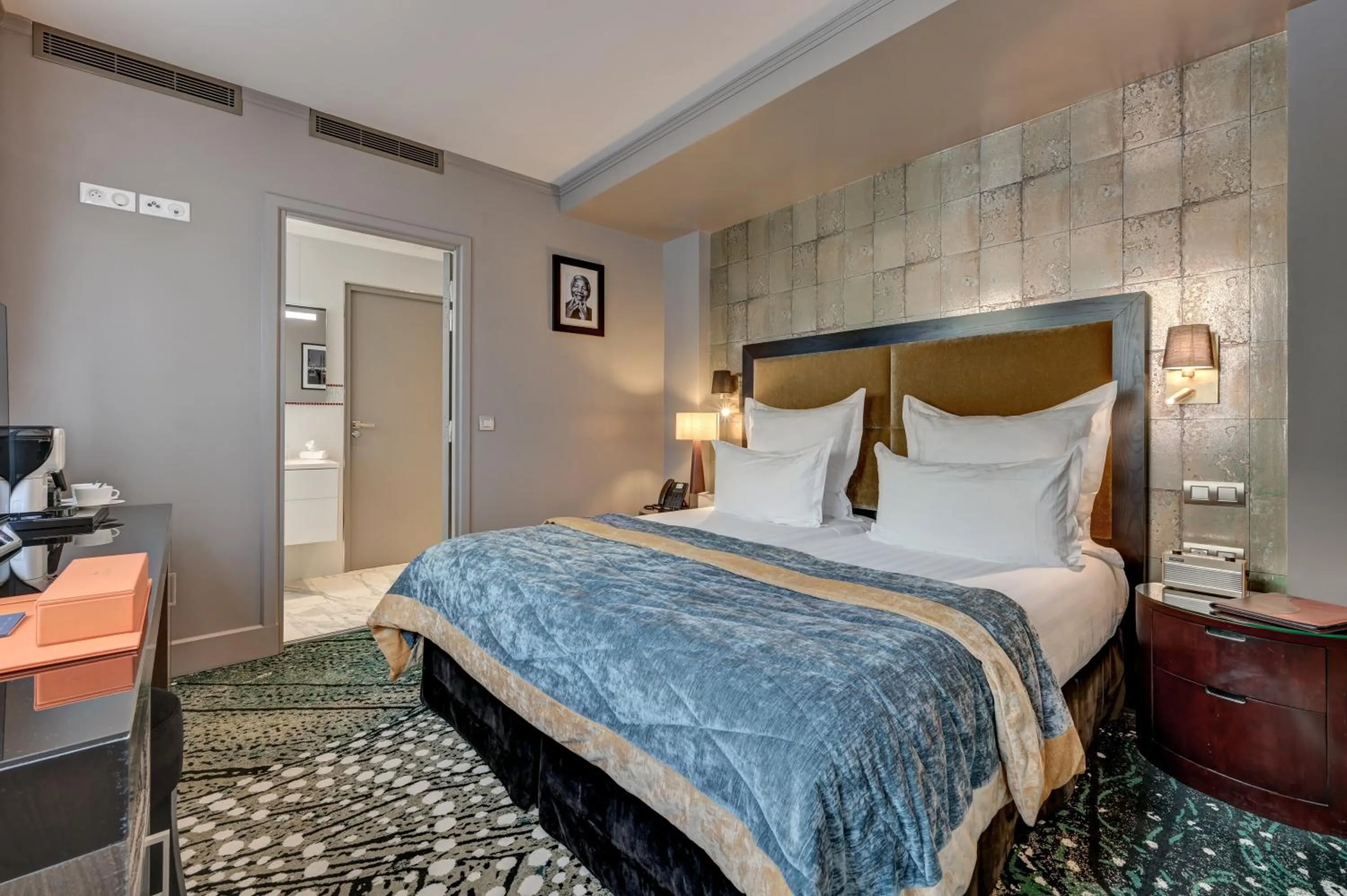 Bed in Juliana Hotel Paris