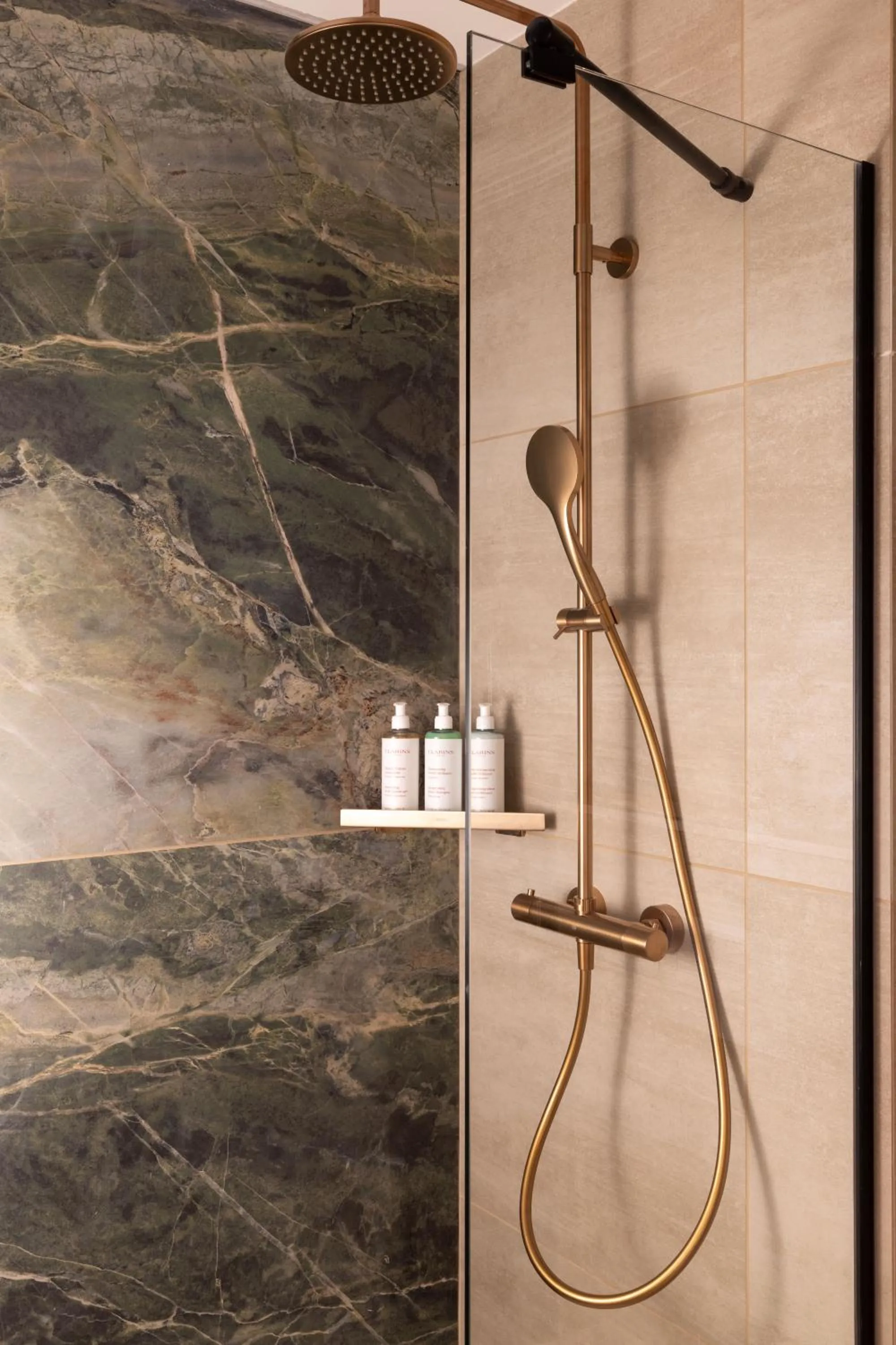 Shower in Madame Drouot & Spa - Opera