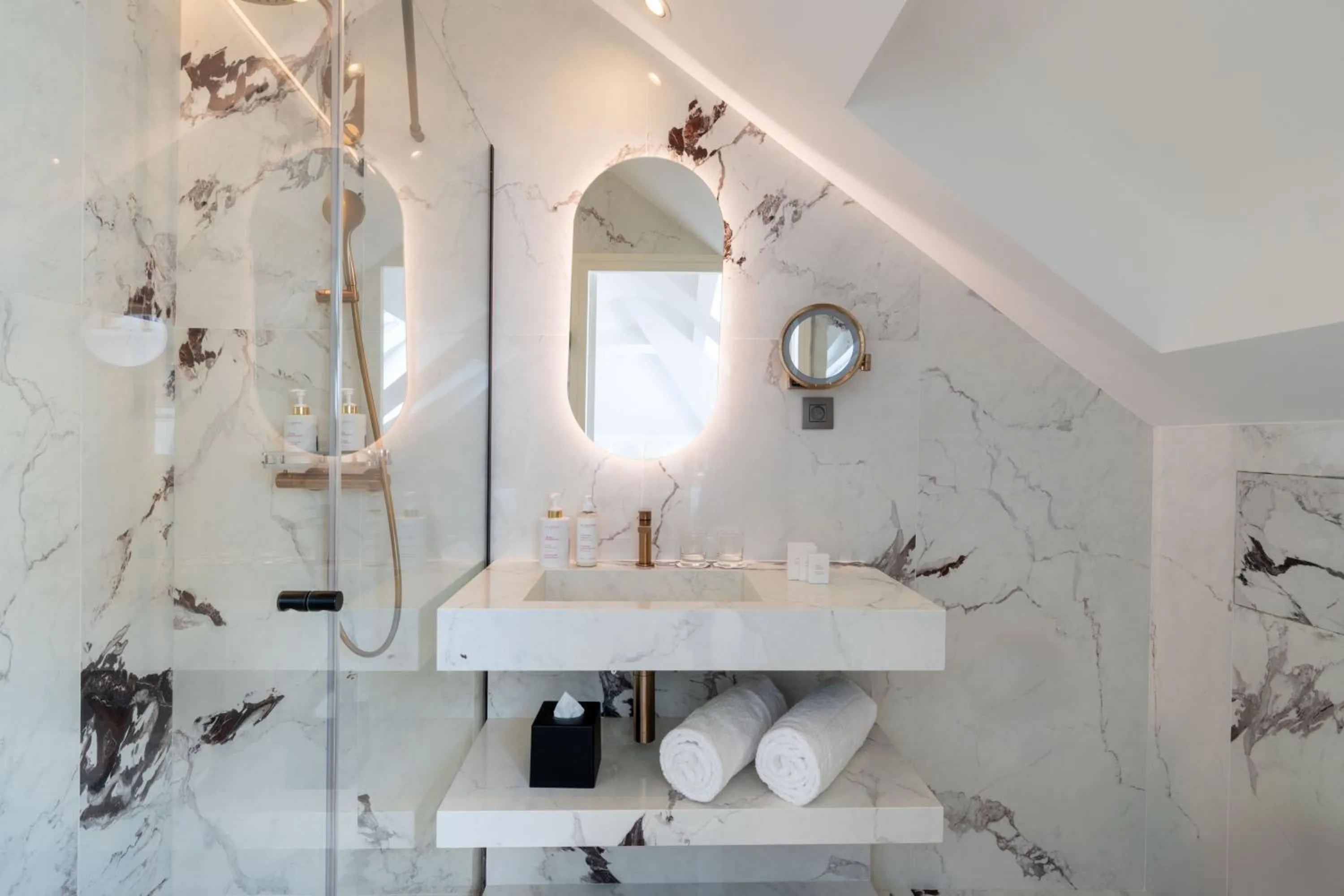 Shower in Madame Drouot & Spa - Opera