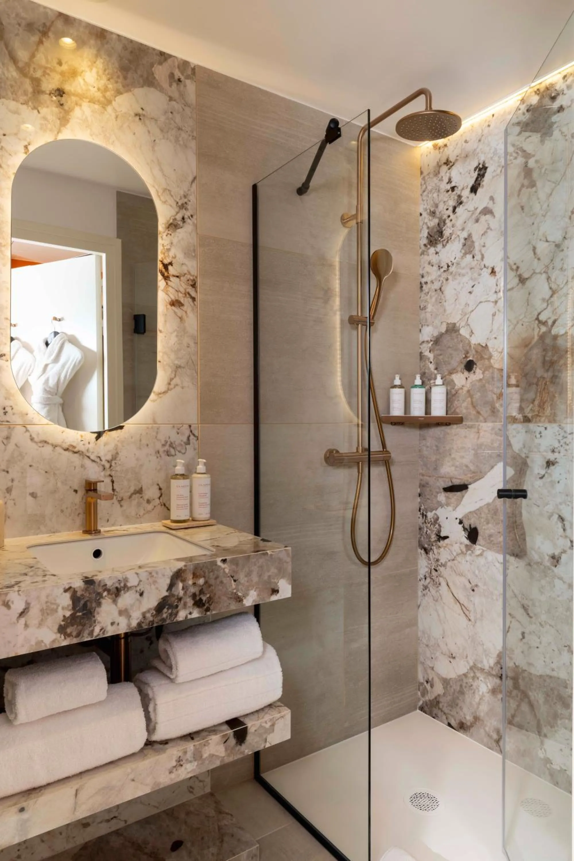 Shower in Madame Drouot & Spa - Opera
