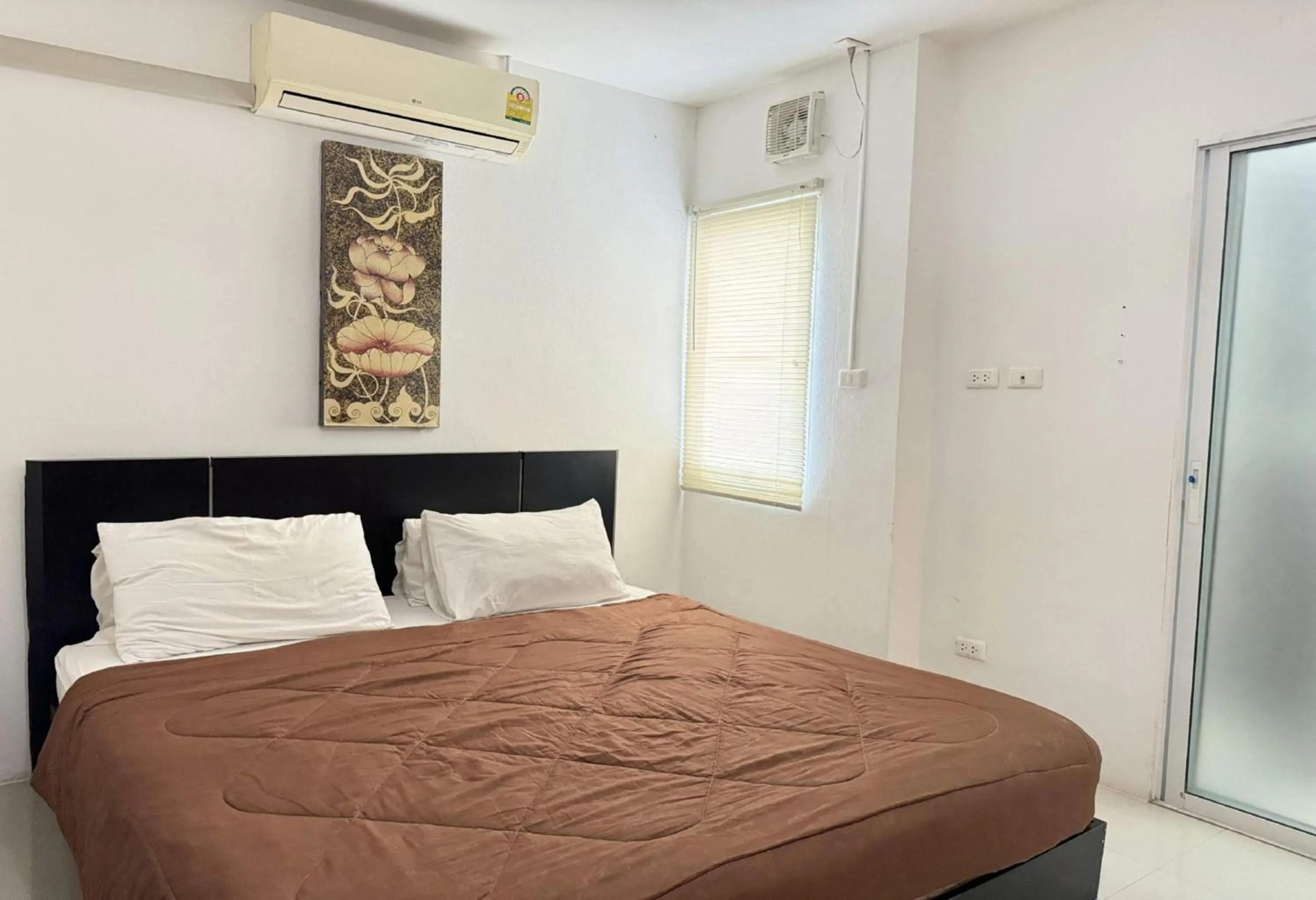 Photo of the whole room, Bed in Collection O Bupamontra Chiangmai