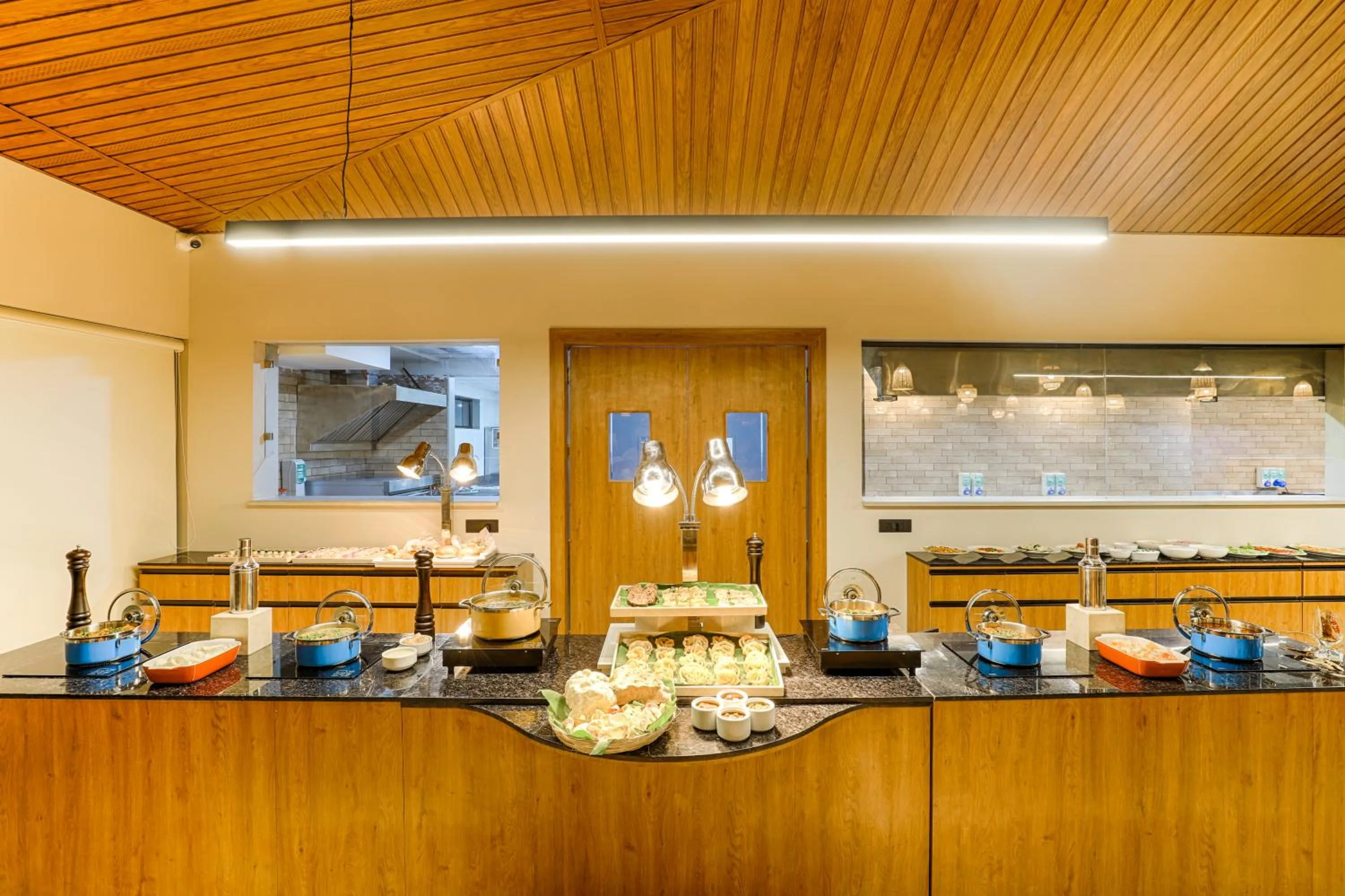 Restaurant/places to eat in Club Mahindra Pavagadh