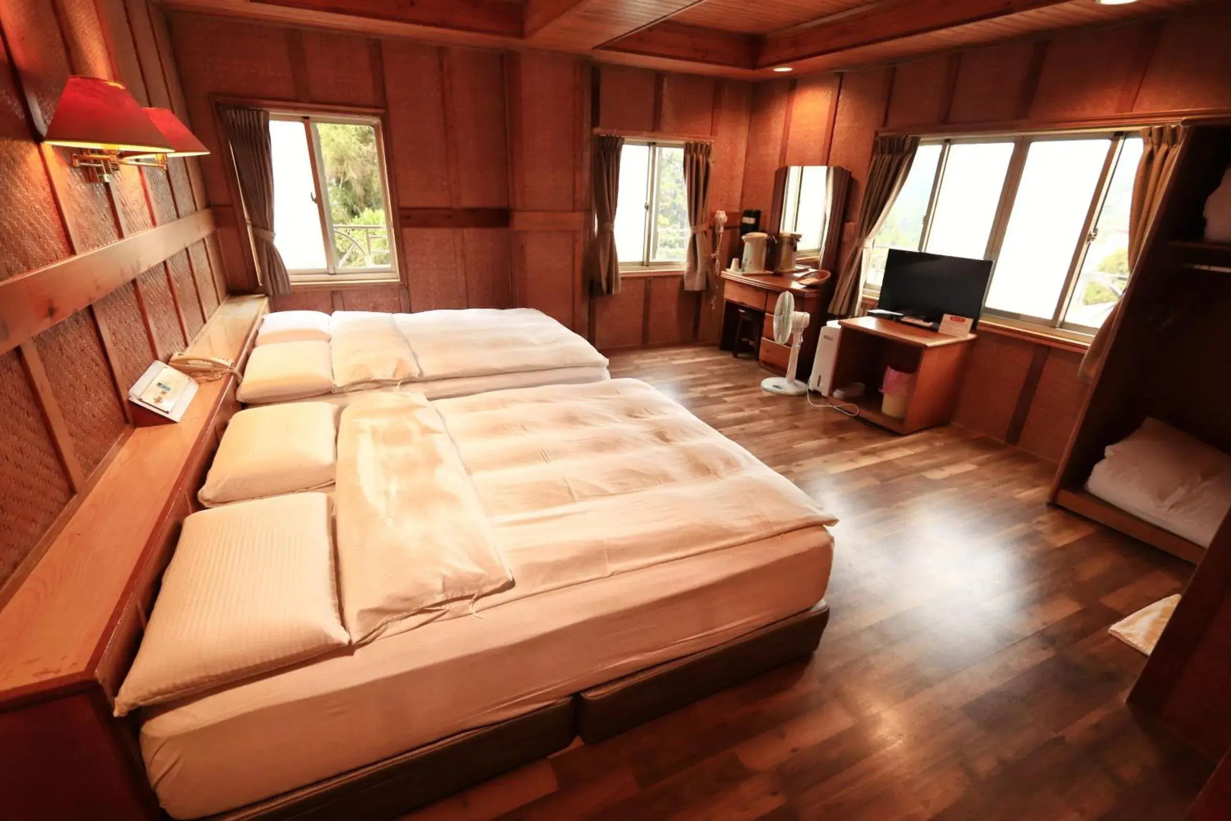 Deluxe Quadruple Room in Fenchihu Hotel Deluxe Quadruple Room in Fenchihu Hotel