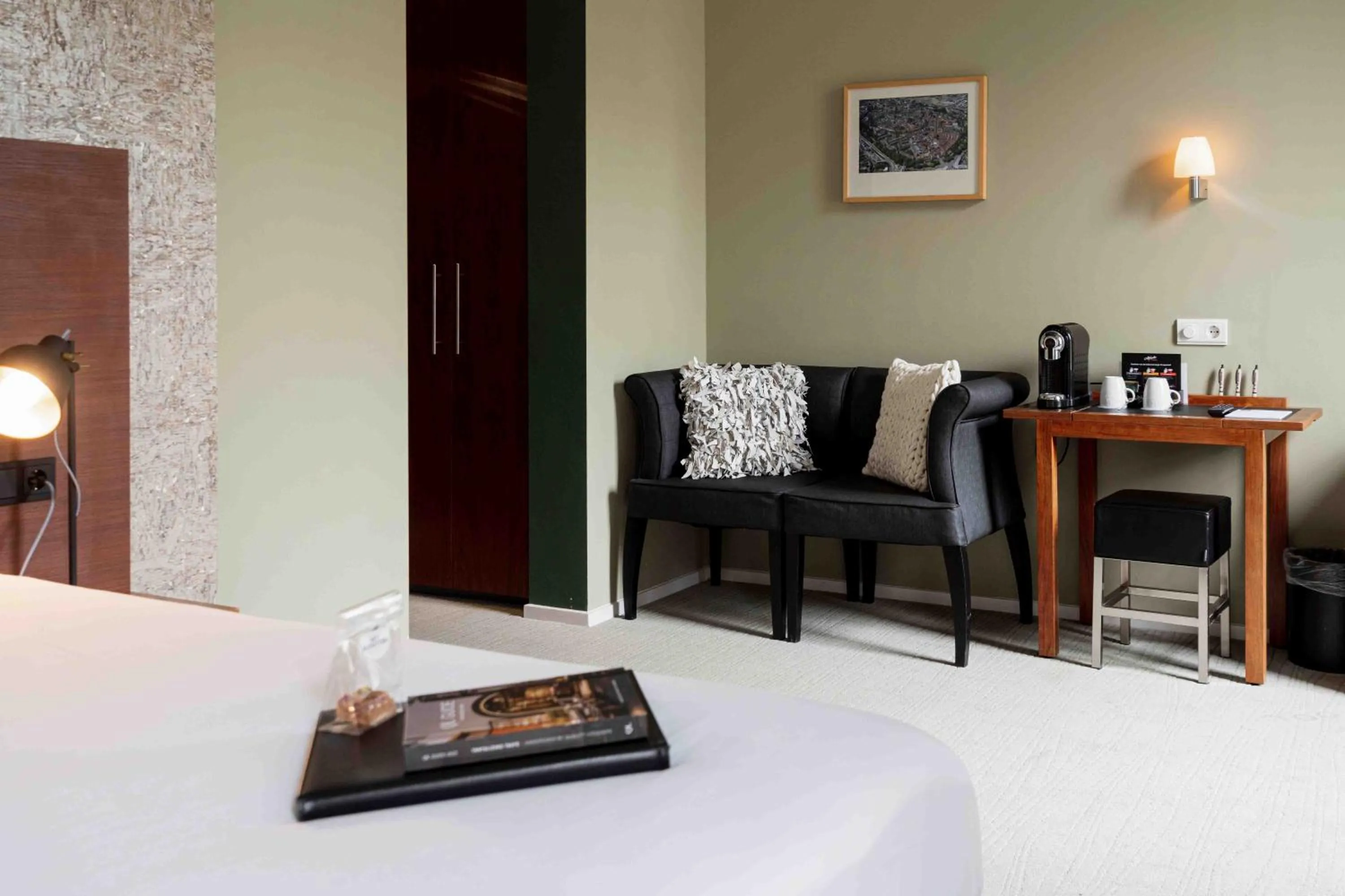 Photo of the whole room, Bed in Leerhotel Het Klooster