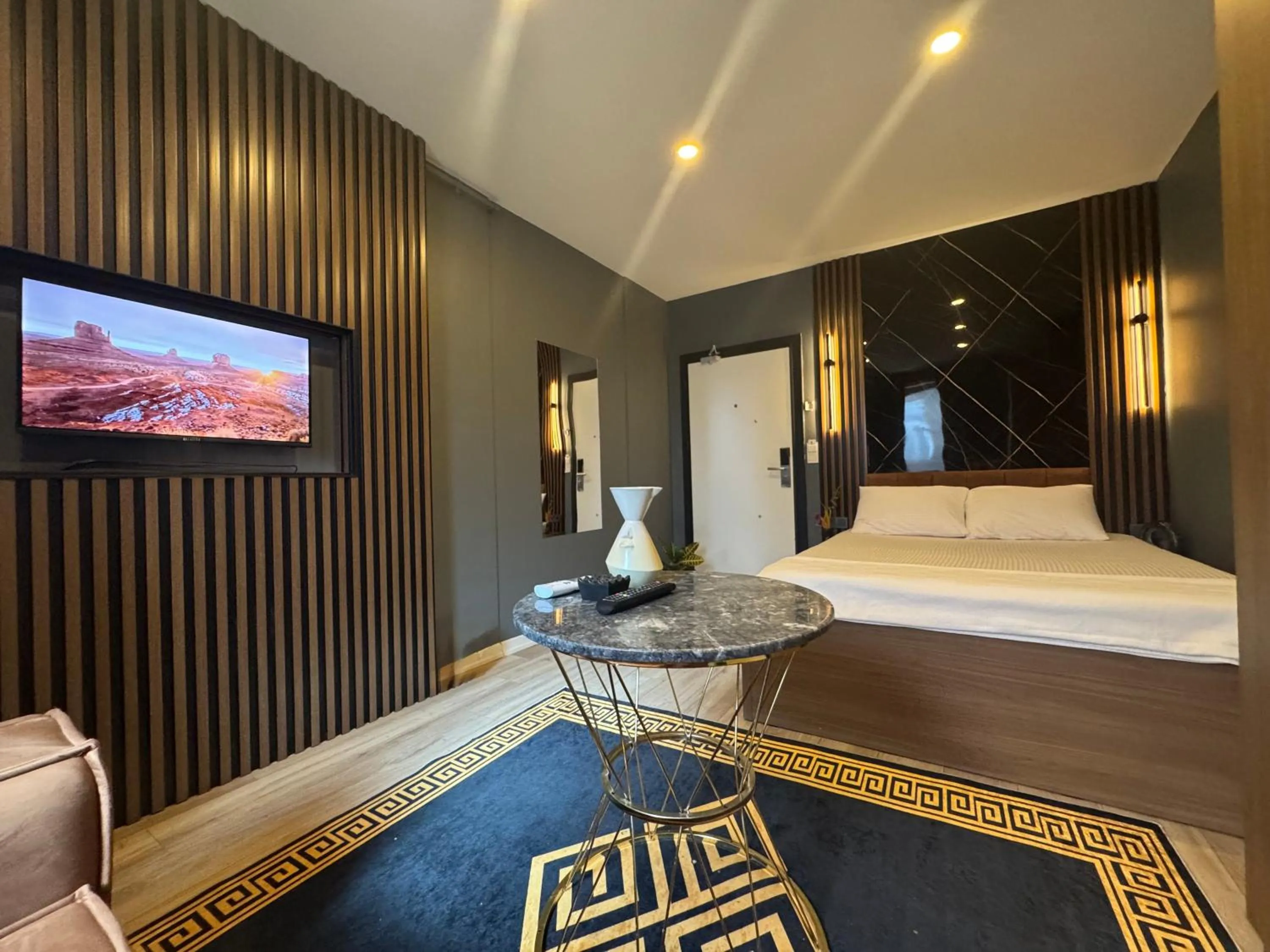 Photo of the whole room, Bed in Guest Suites