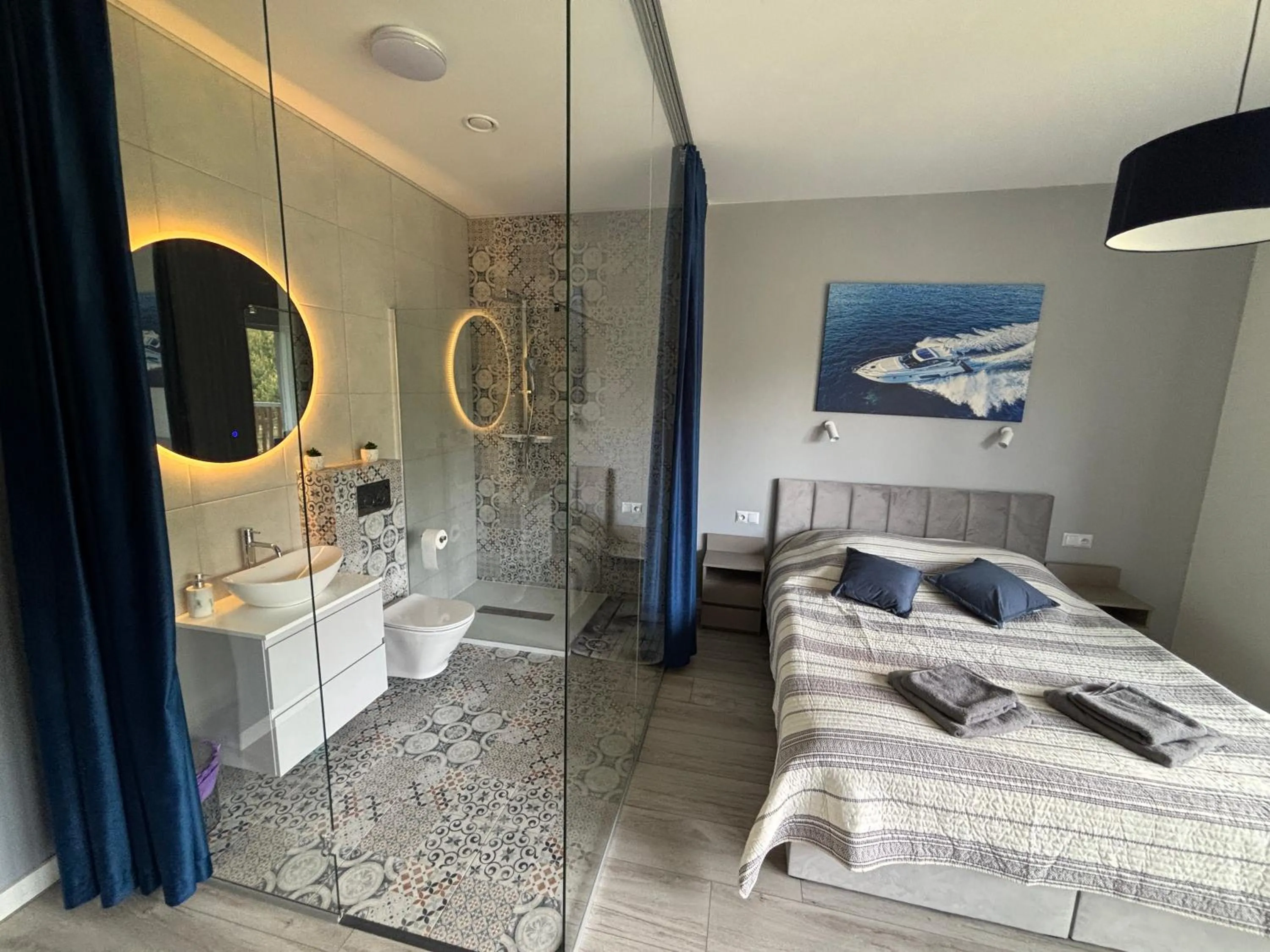 Shower, Bed in Flauta Apartamenty Augustów nad Jeziorem Białym