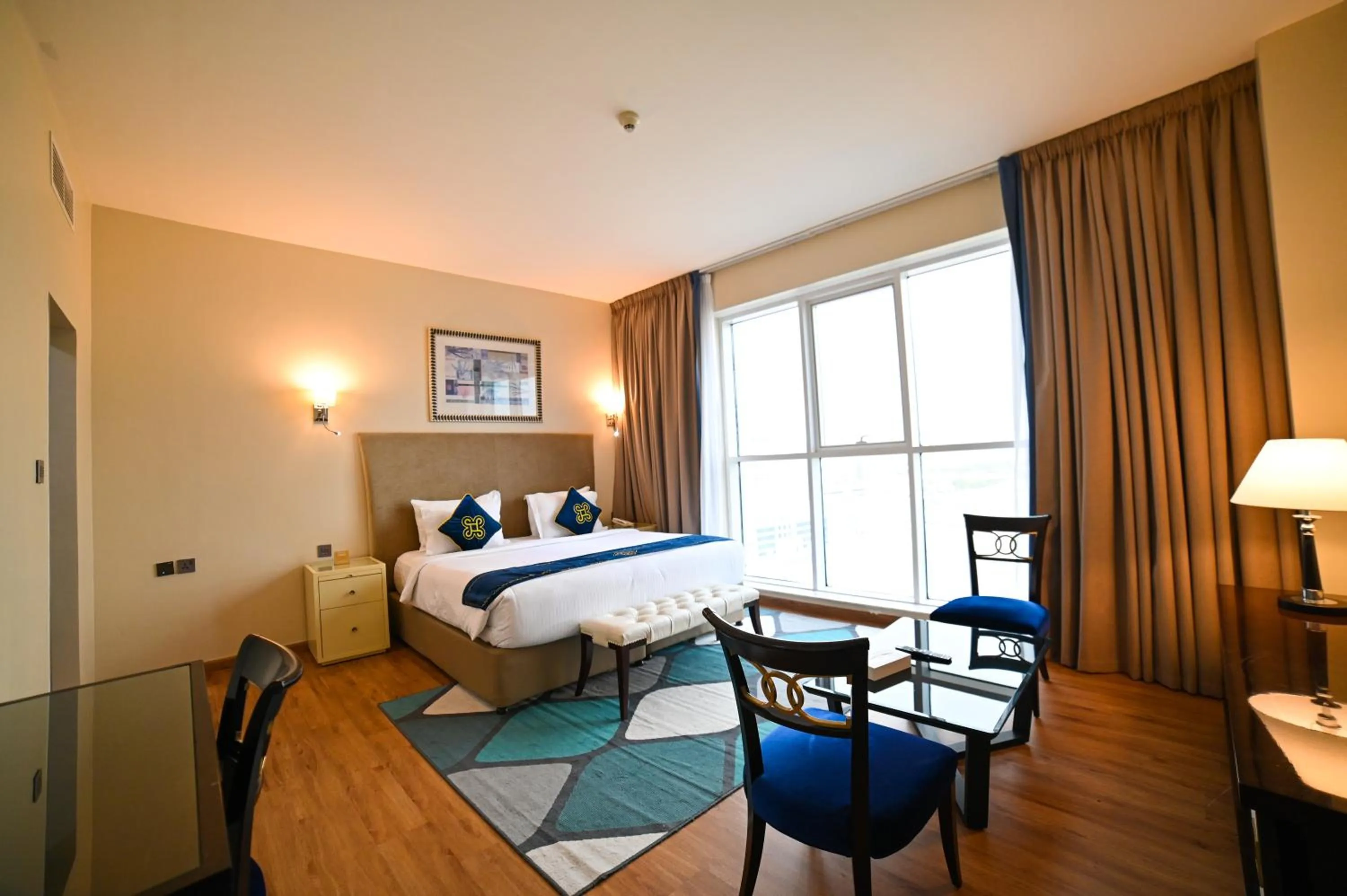 Photo of the whole room, Bed in Seven Seas Hotel