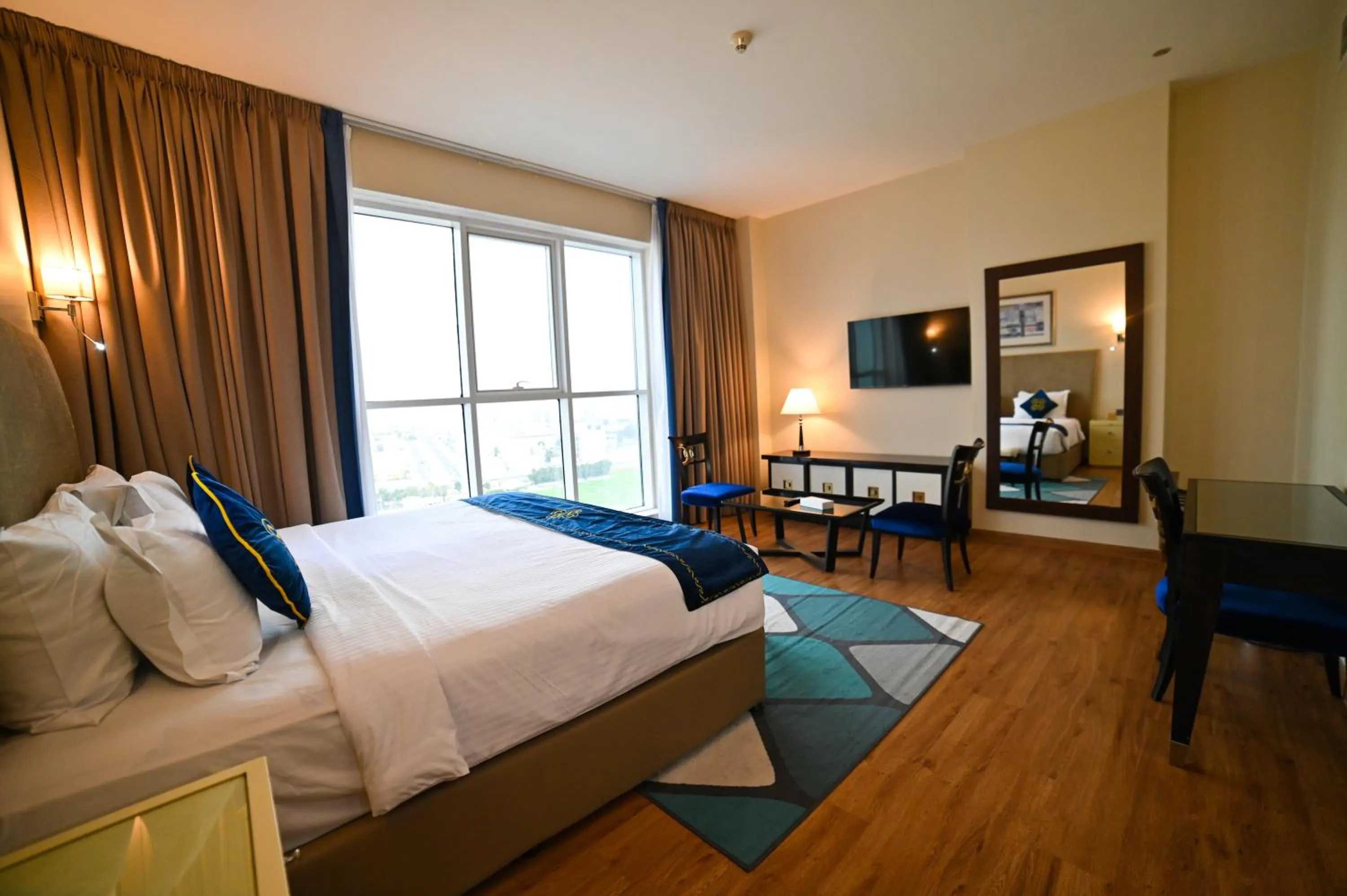 Photo of the whole room, Bed in Seven Seas Hotel