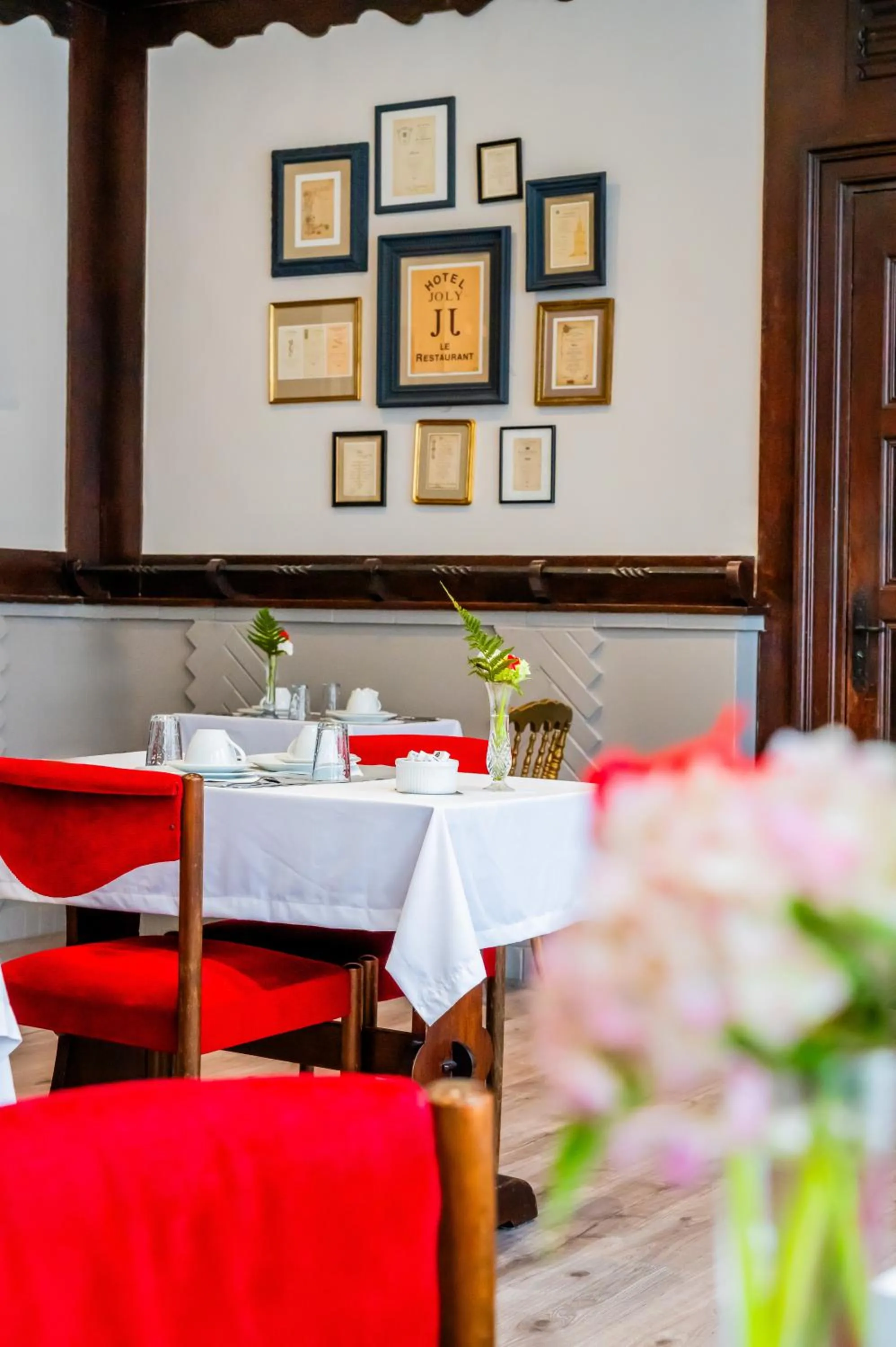 Restaurant/places to eat in Hotel Joly