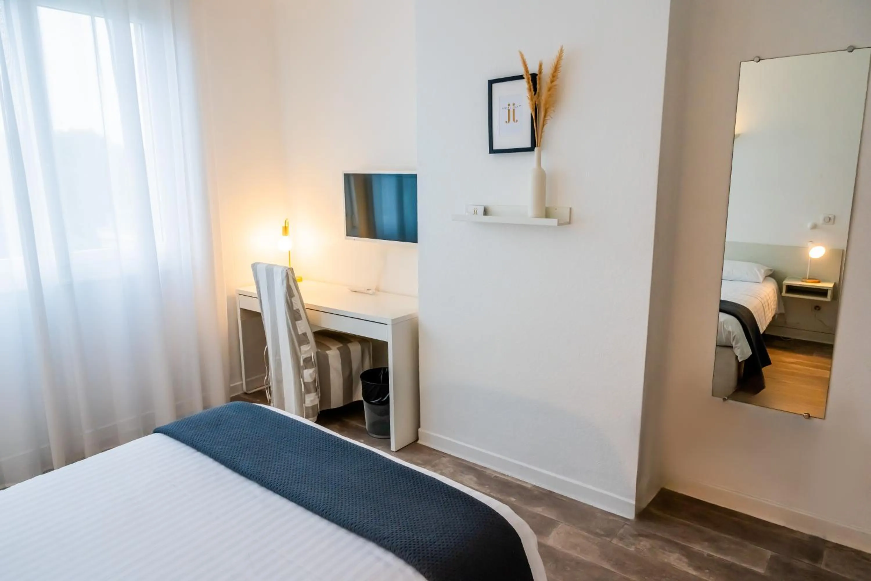 TV and multimedia, Bed in Hotel Joly