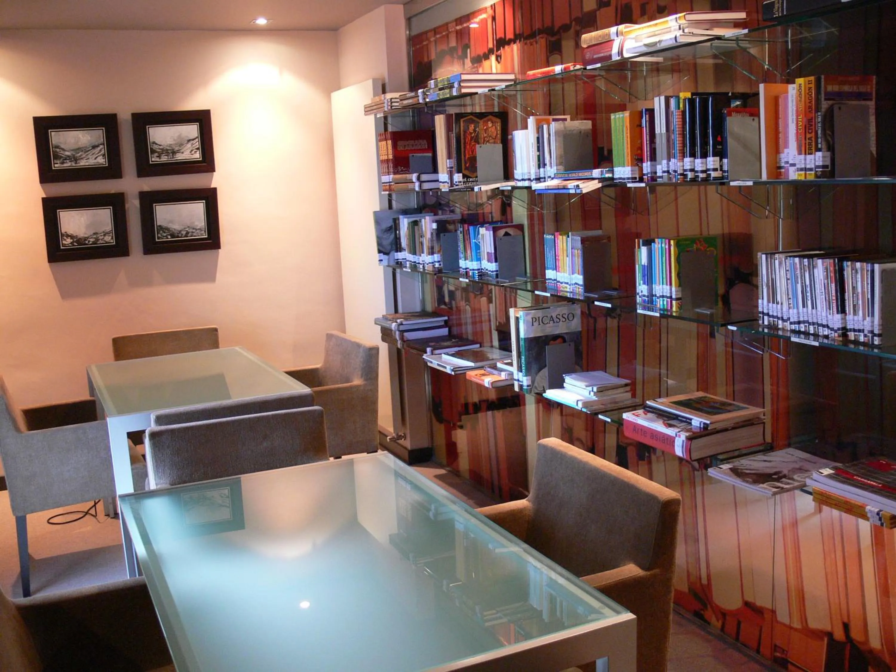 Library in Hotel La Trufa Negra