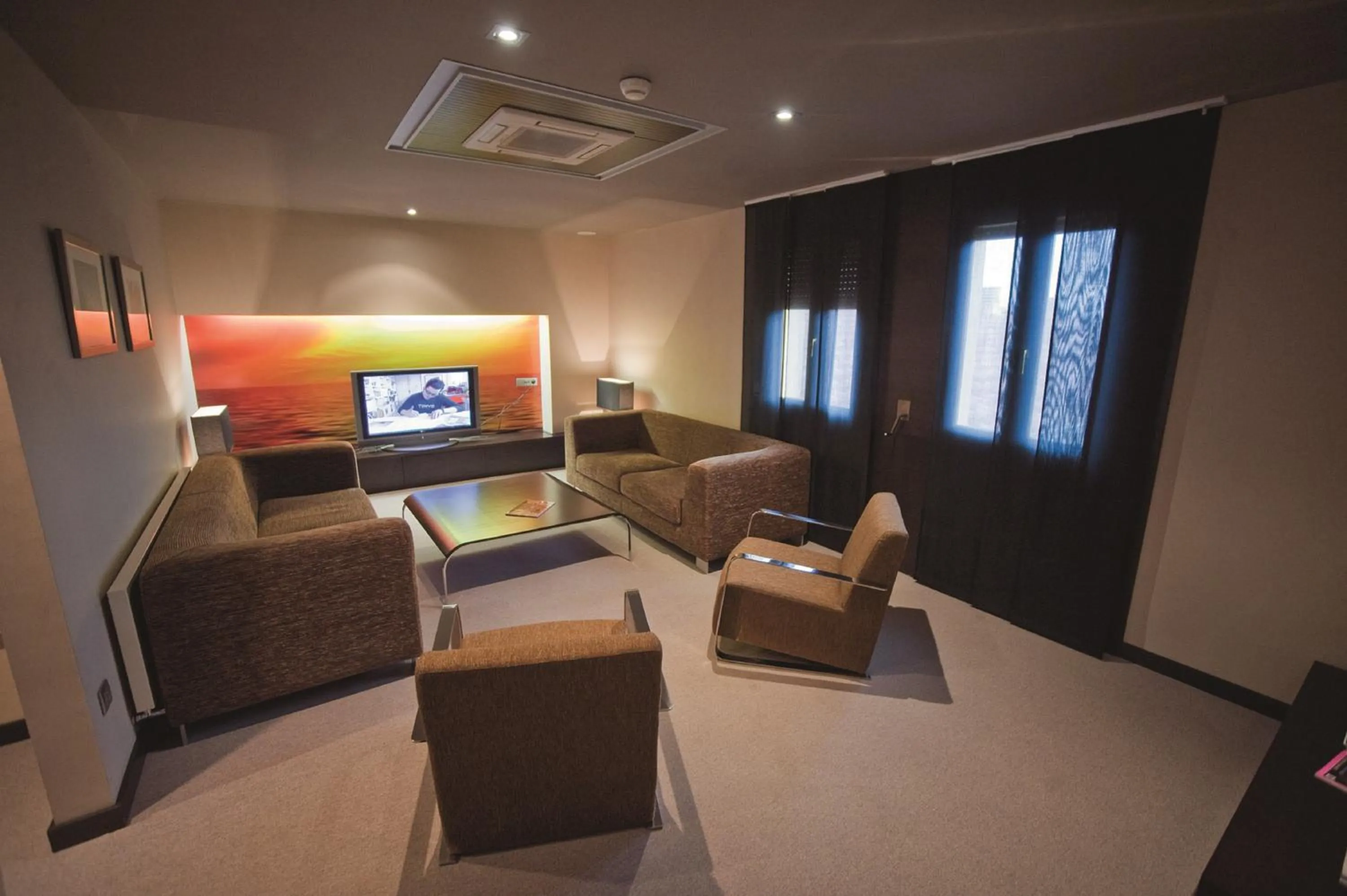 Communal lounge/ TV room in Hotel La Trufa Negra