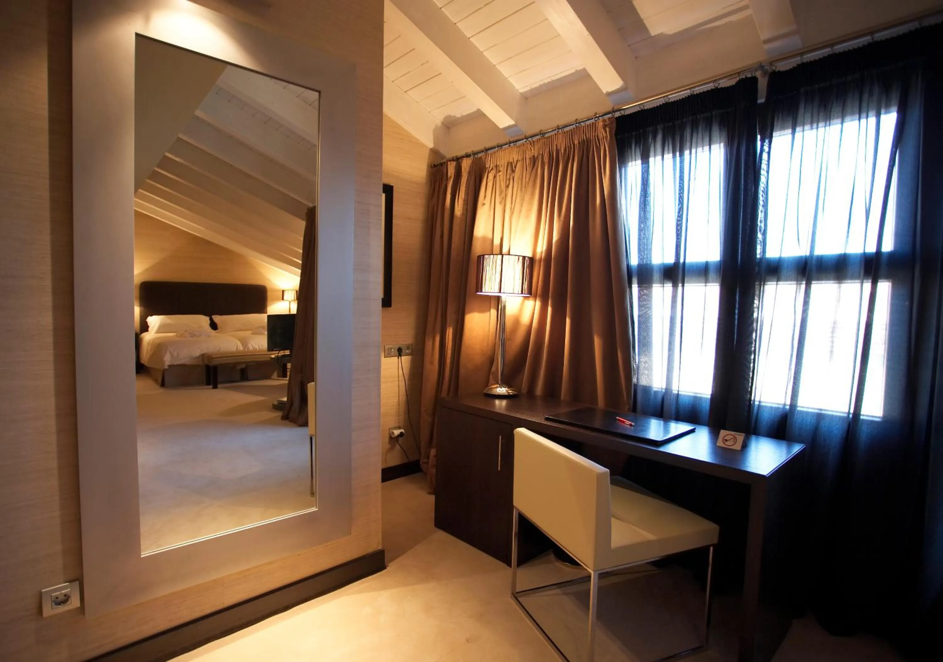 Seating area, Bed in Hotel La Trufa Negra