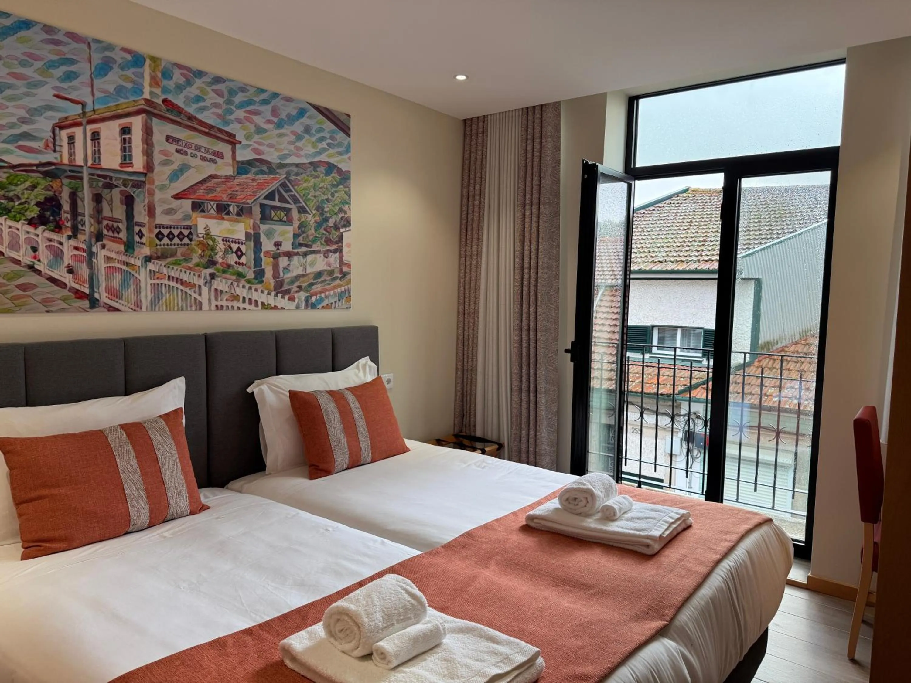 Balcony/Terrace, Bed in Oporto Station Hostel & Rooms