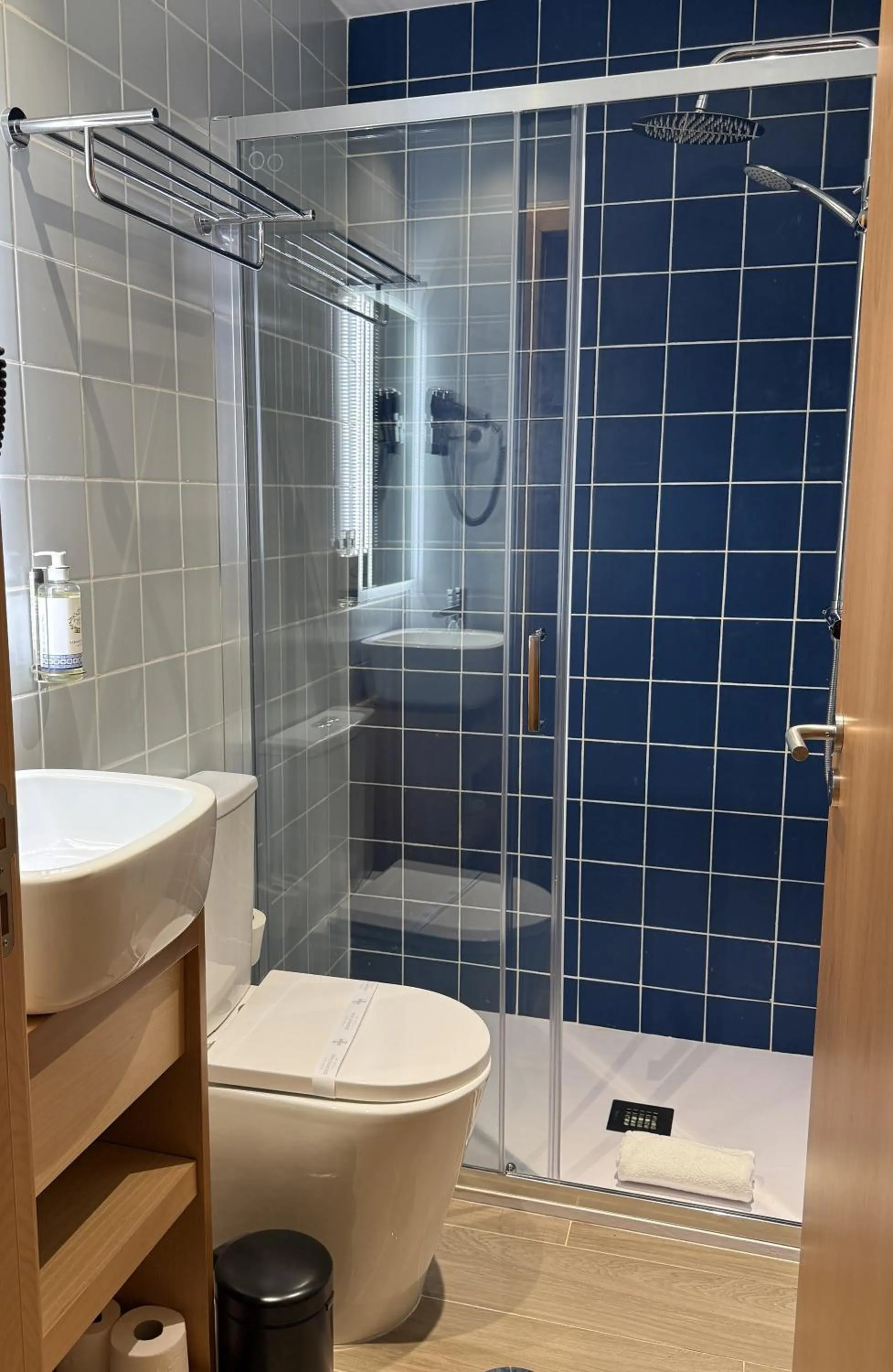 Shower in Oporto Station Hostel & Rooms