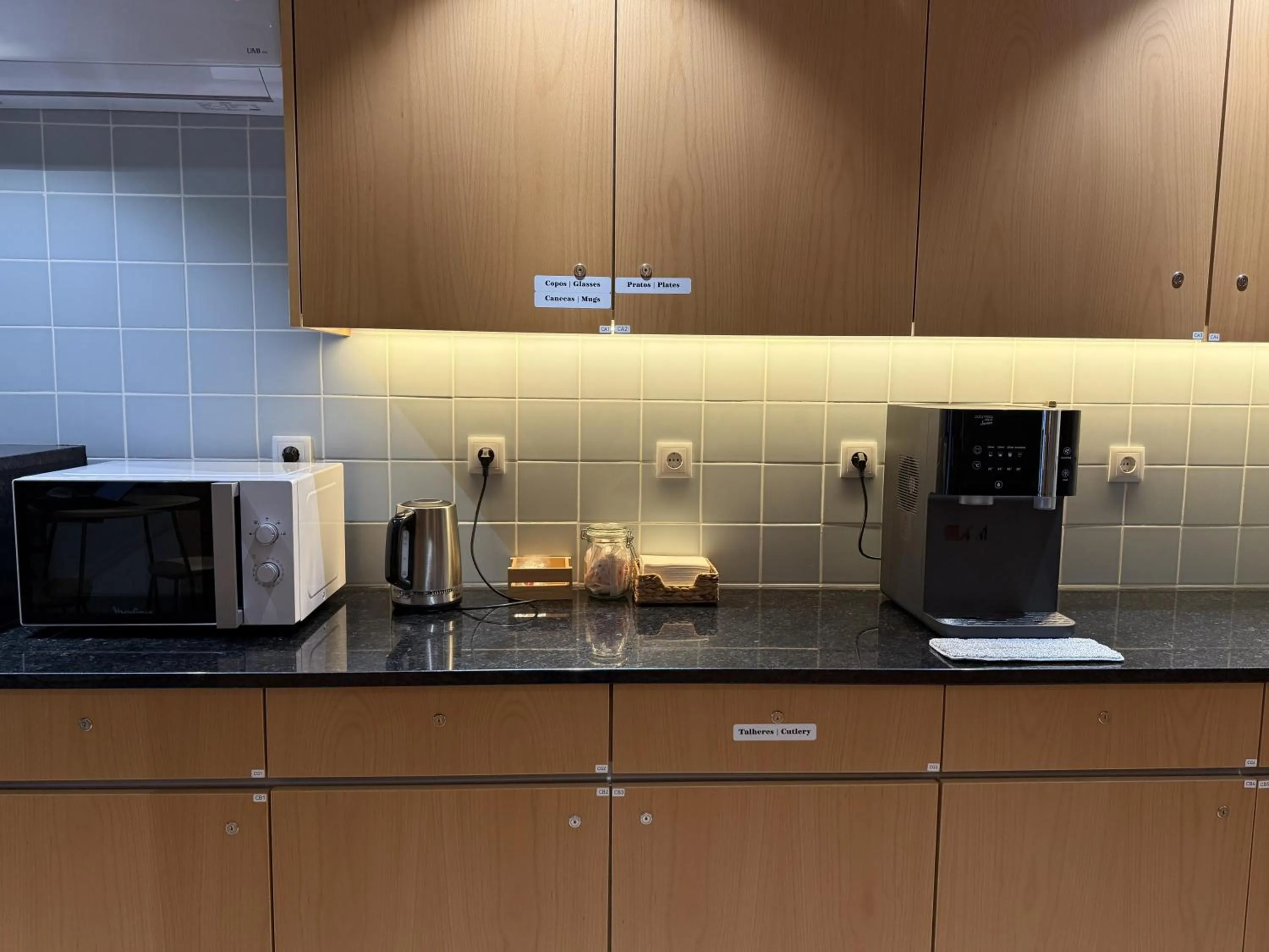 Communal kitchen in Oporto Station Hostel & Rooms