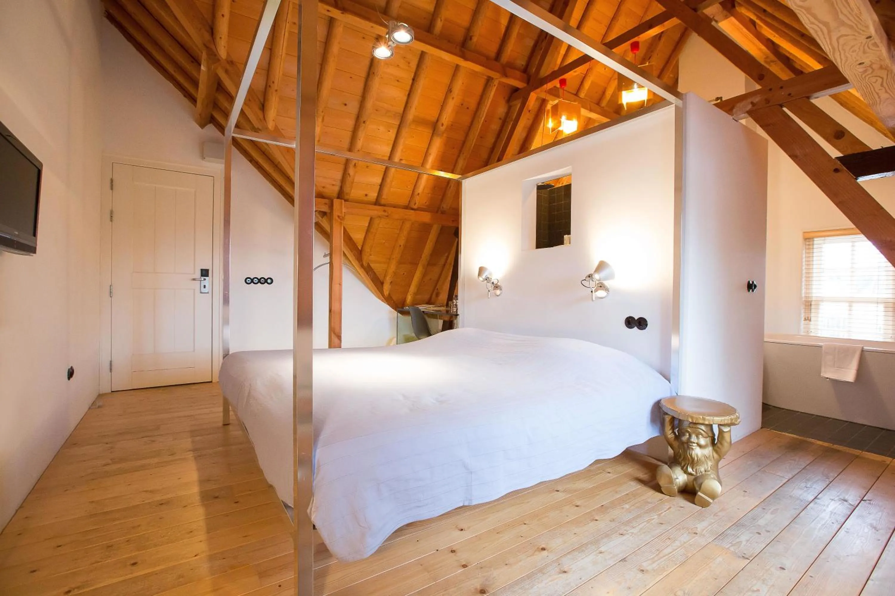 Shower, Bed in Restaurant Hotel Buitenlust