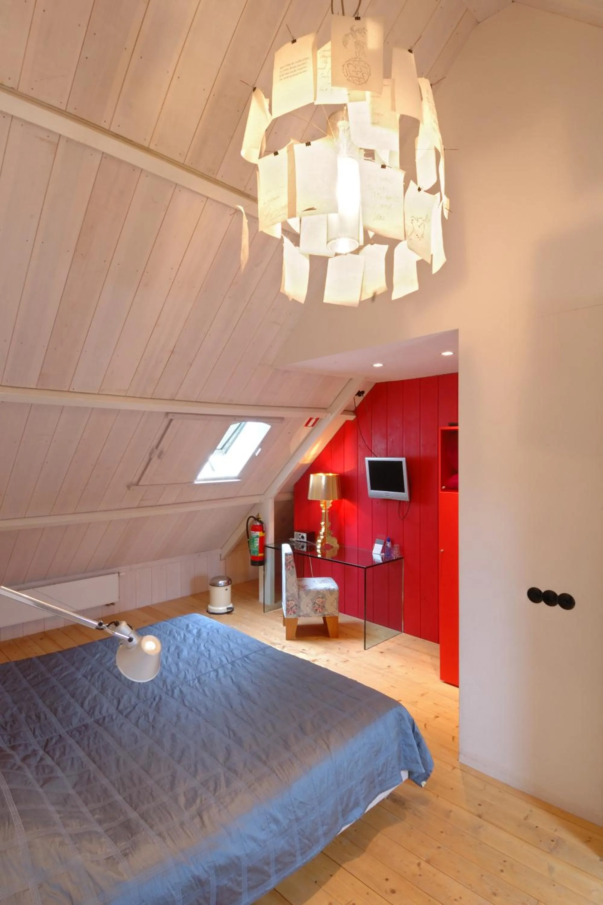 Shower, Bed in Restaurant Hotel Buitenlust