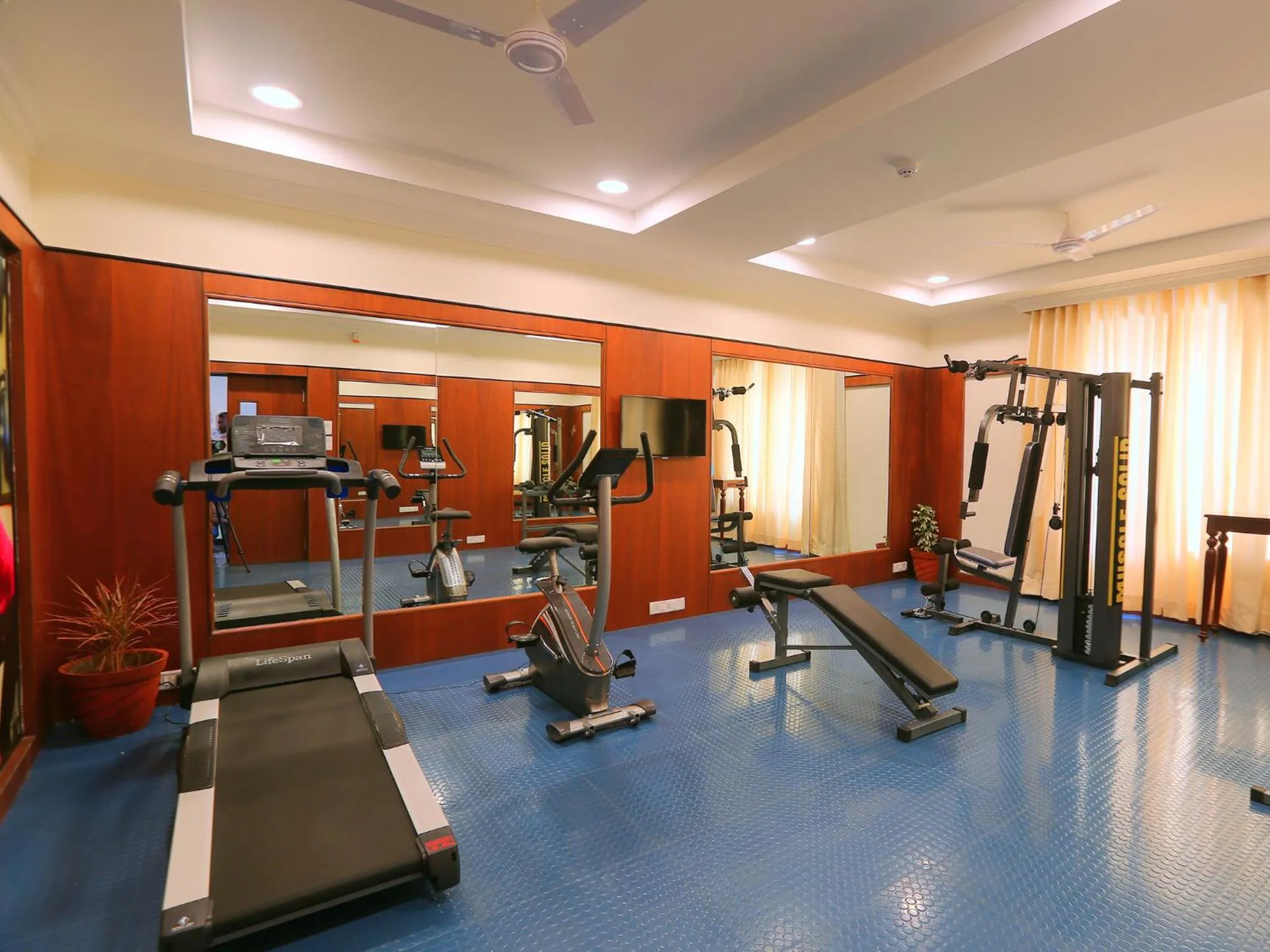 Fitness centre/facilities in Lilac Hotel 3rd Block