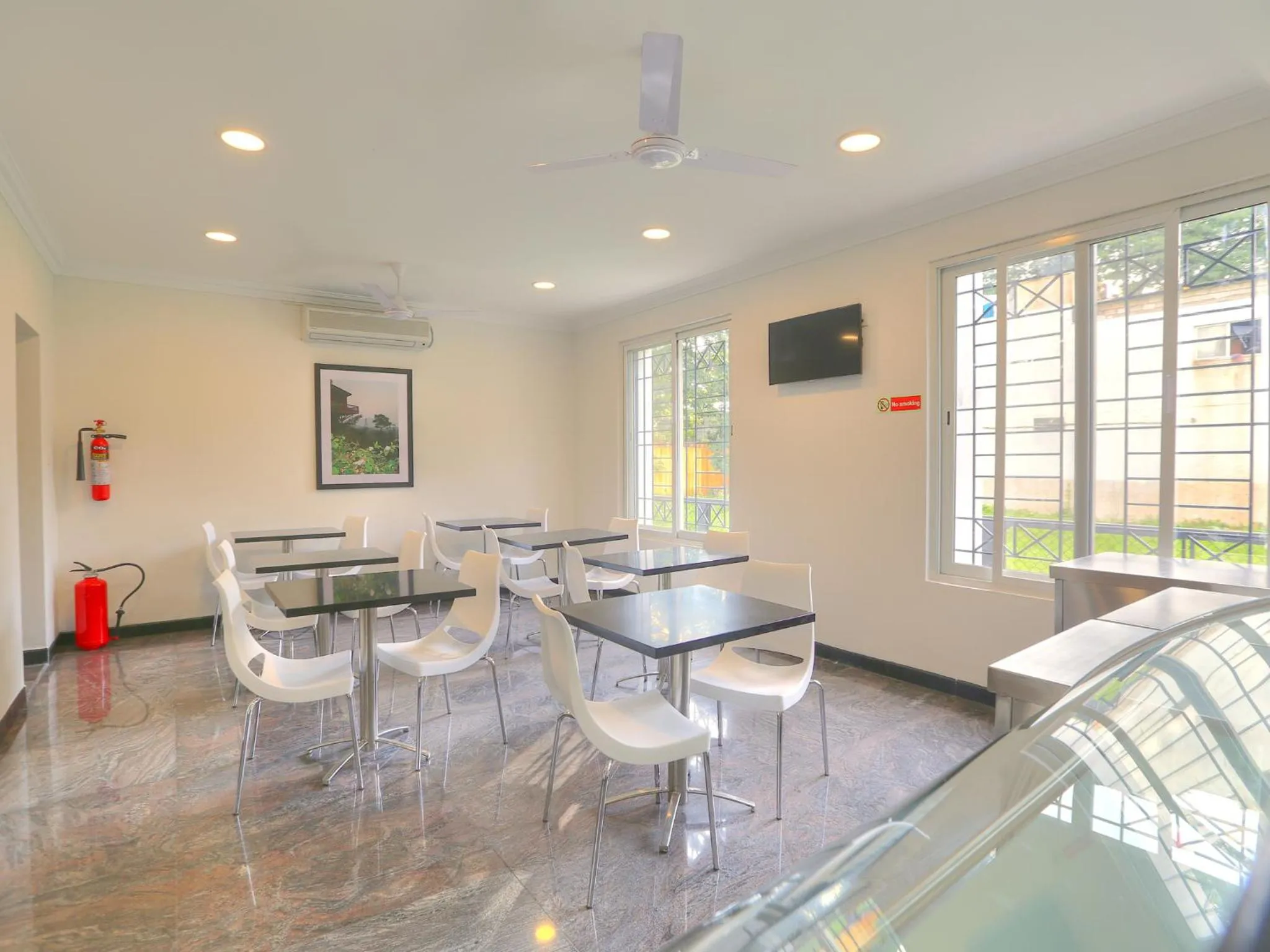 Restaurant/places to eat in Lilac Hotel 3rd Block