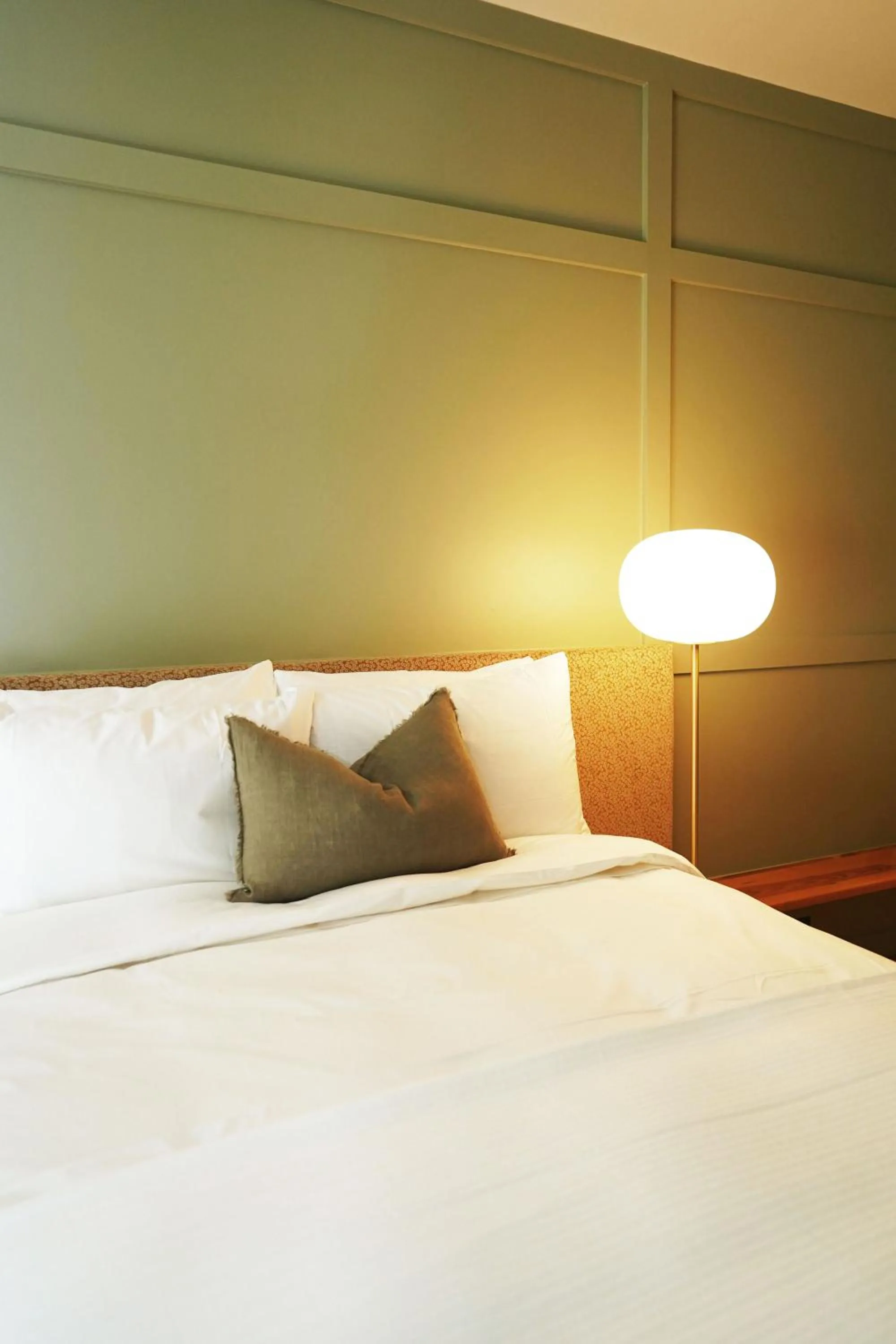 Bedroom, Bed in Albert Hotel