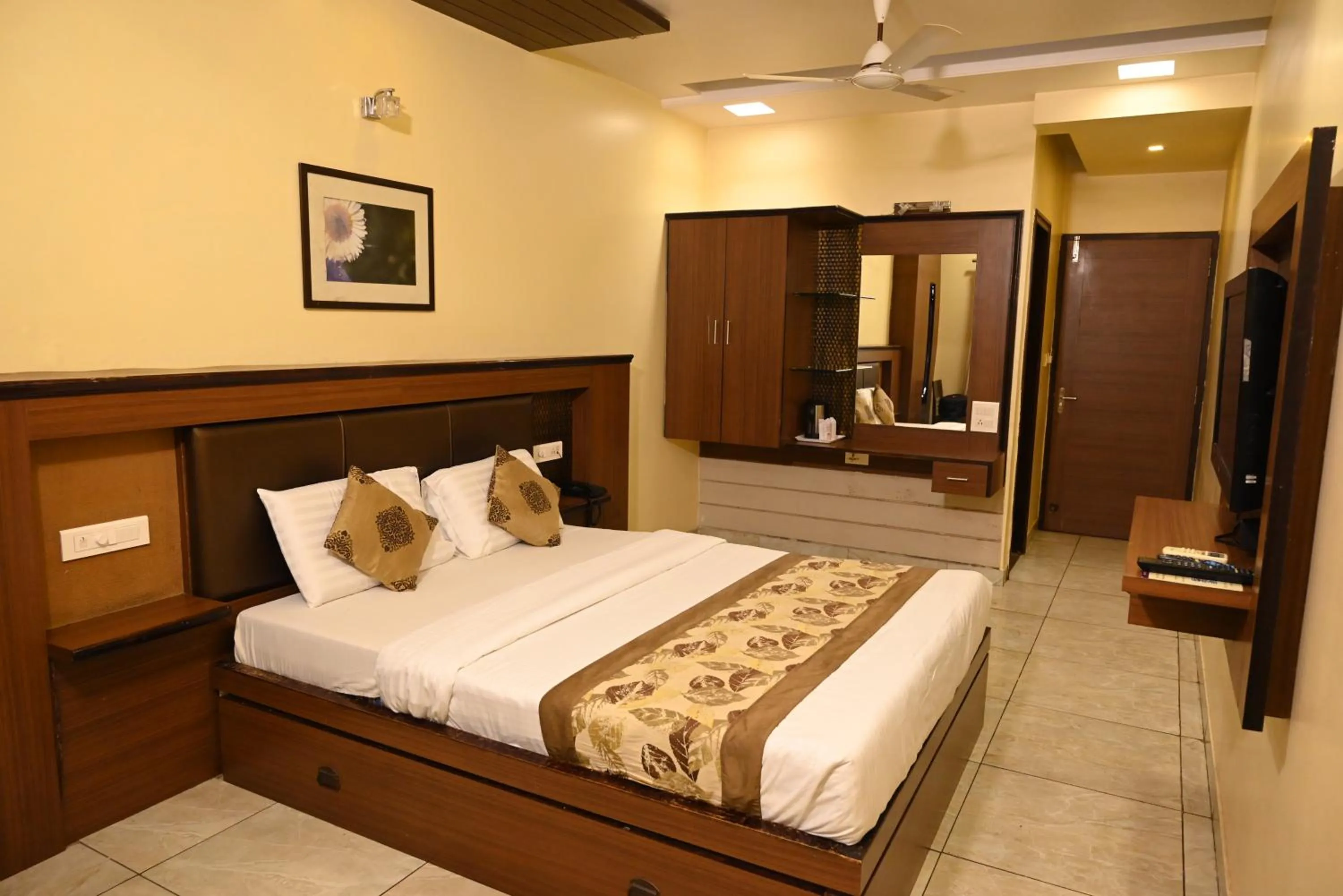 Photo of the whole room, Bed in Hotel Plaza Inn, Ajmer