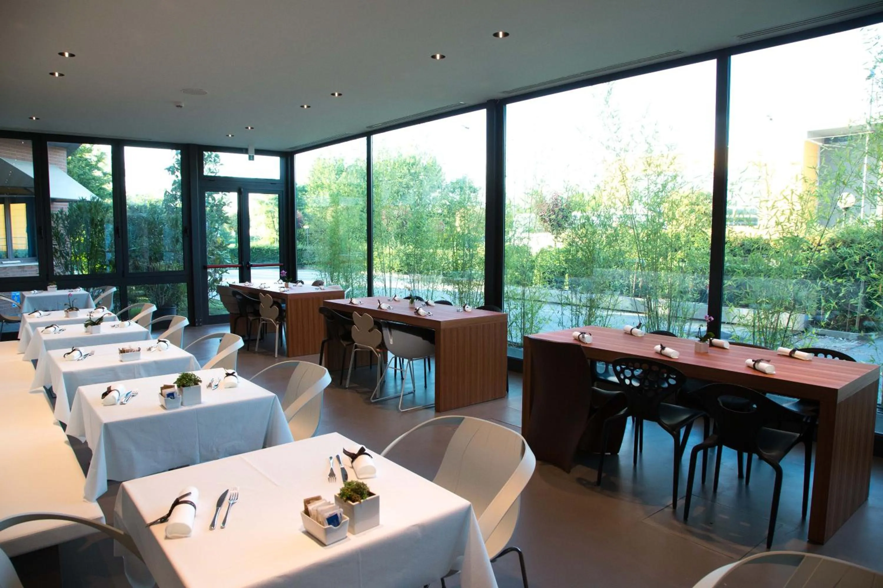 Restaurant/places to eat in Point Hotel