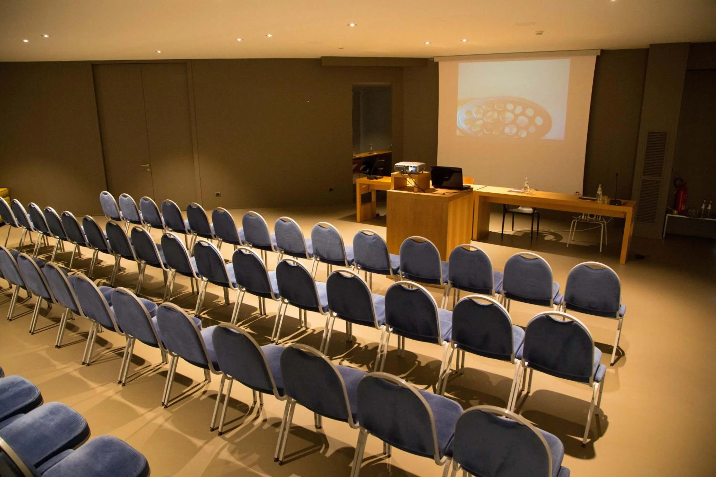 Business facilities in Point Hotel