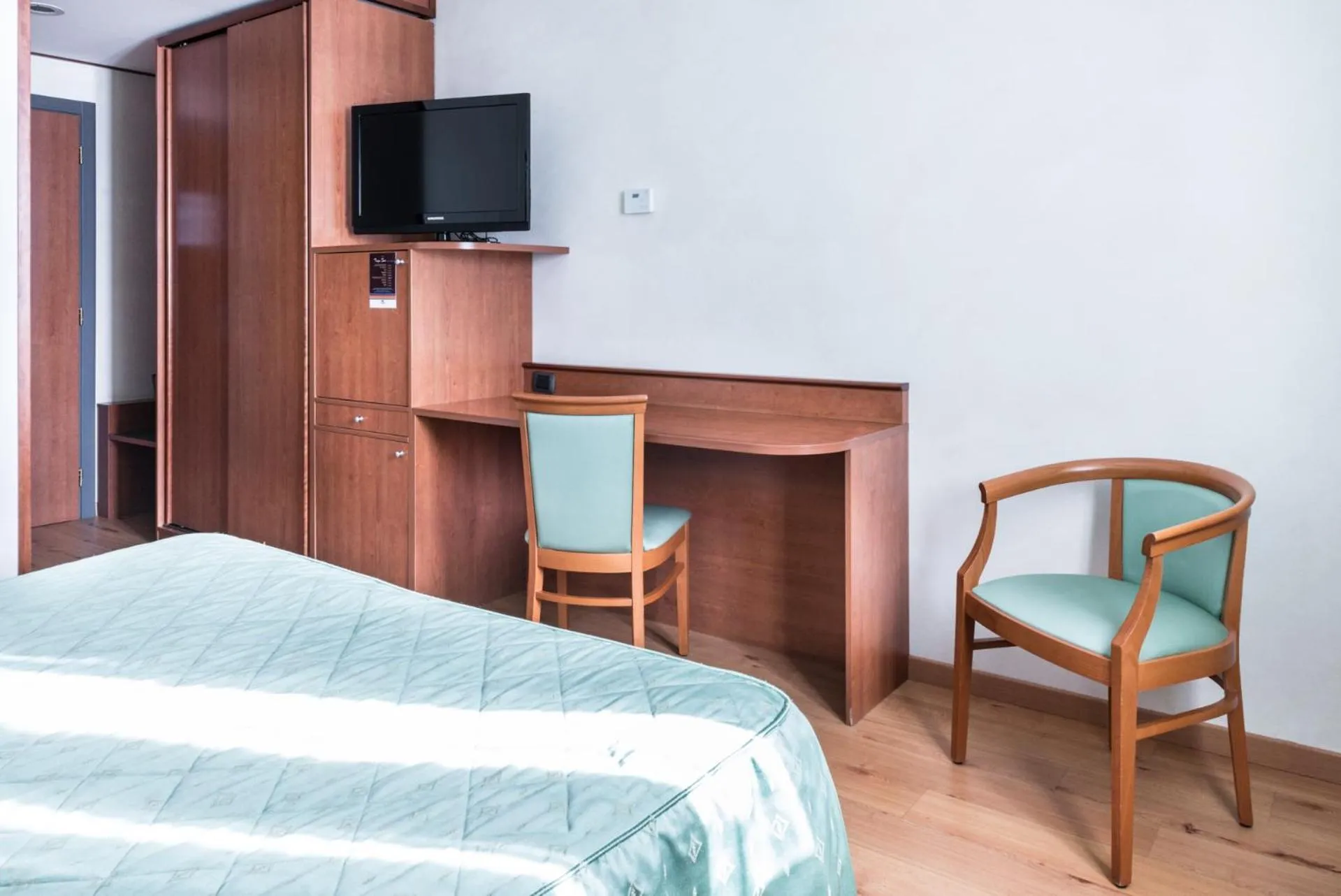 Photo of the whole room, Bed in Point Hotel