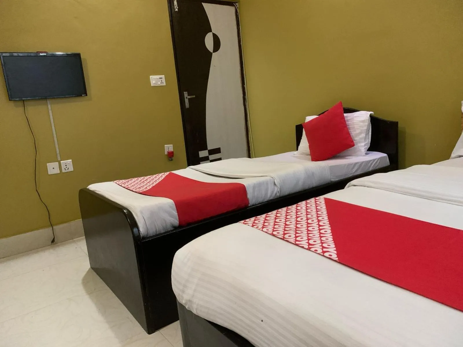 Budget Triple Room in Hotel August International