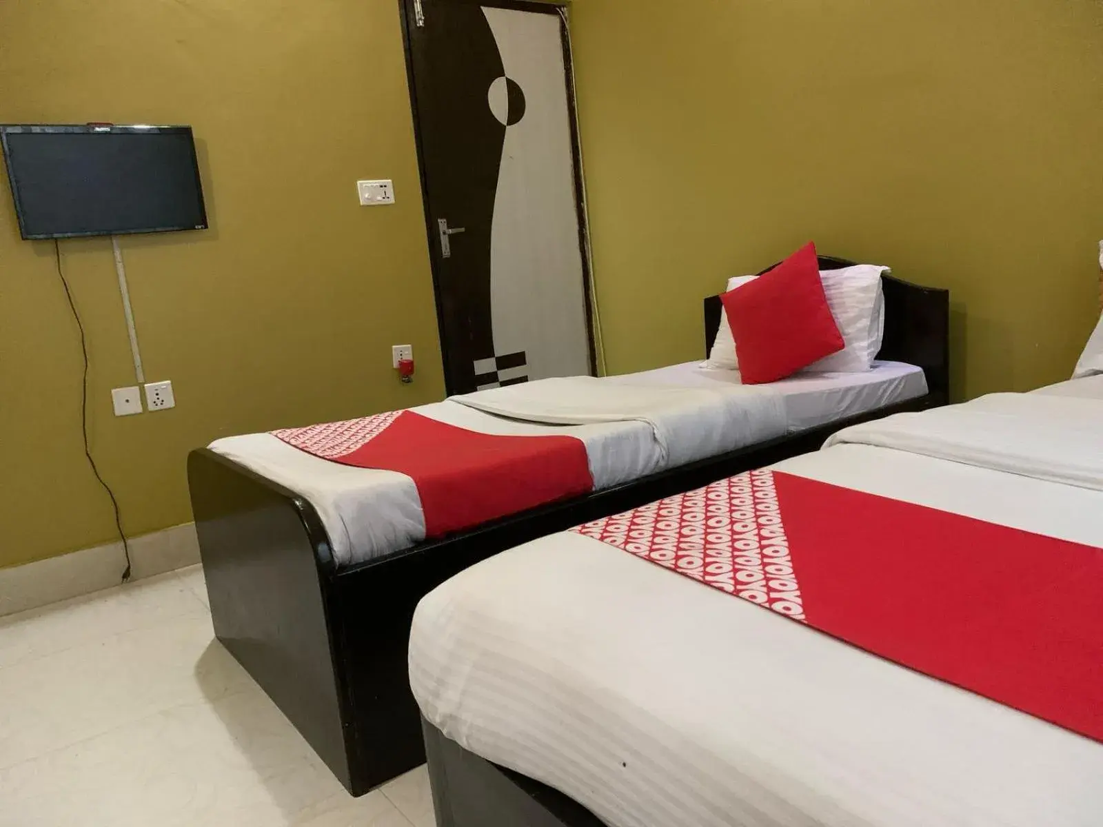 Budget Triple Room in Hotel August International Budget Triple Room in Hotel August International