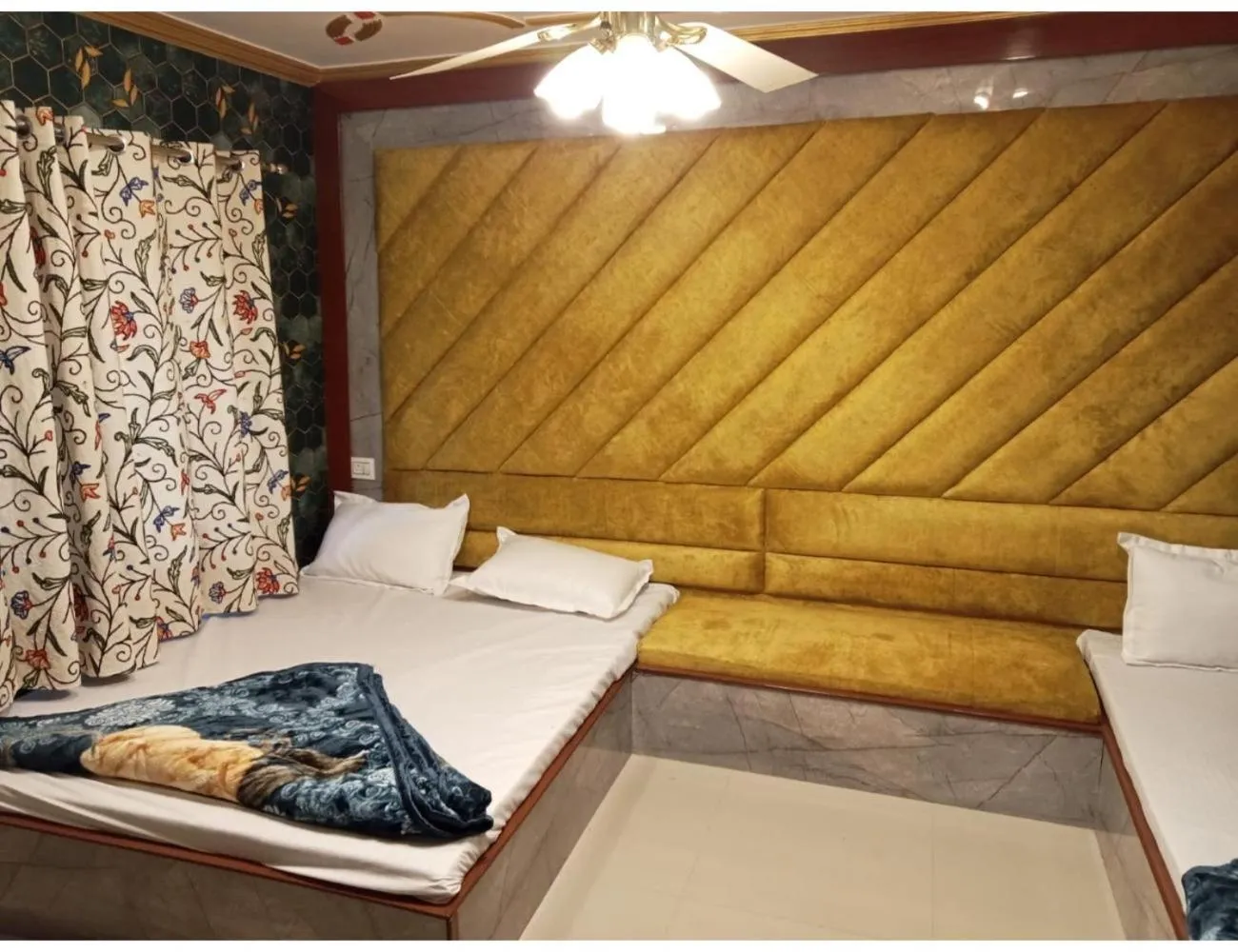 Bed in HOTEL ROOMA Srinagar