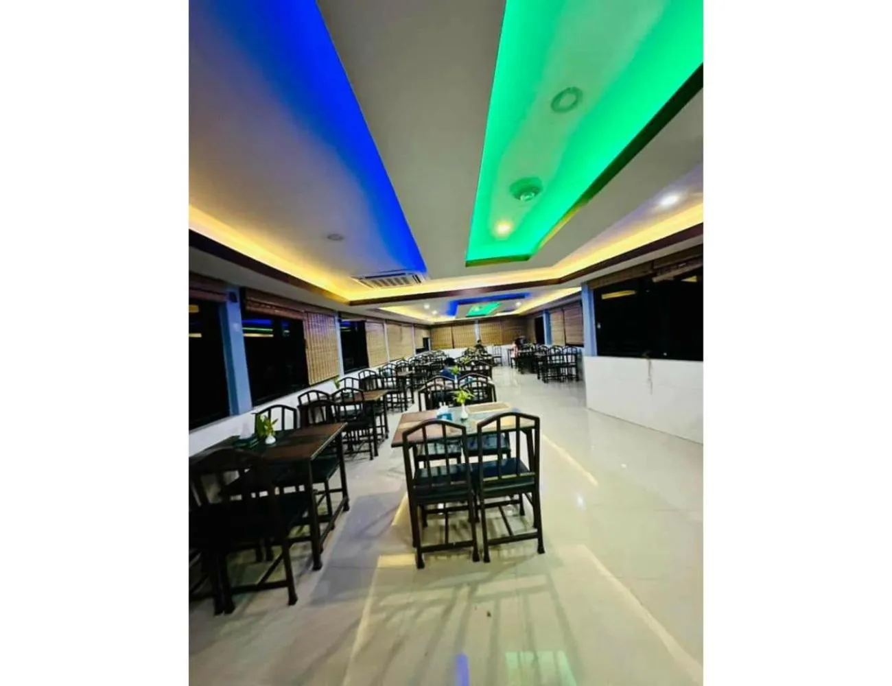 Restaurant/places to eat in HOTEL ROOMA Srinagar