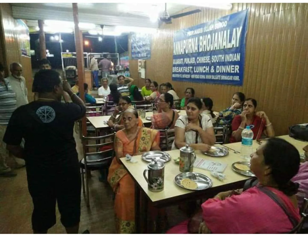 Restaurant/places to eat in HOTEL ROOMA Srinagar