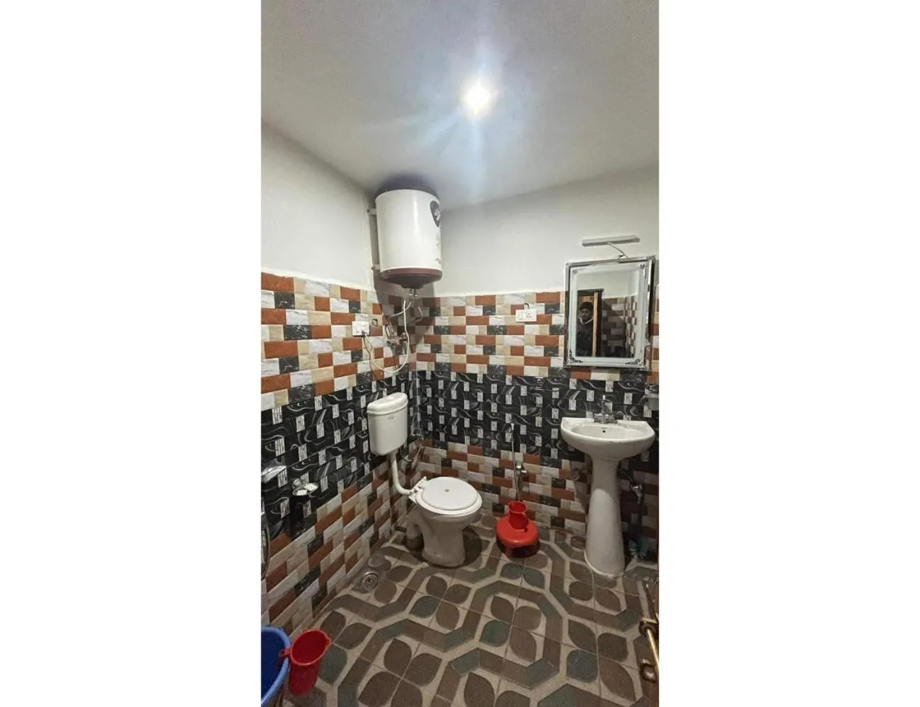 Toilet in HOTEL ROOMA Srinagar