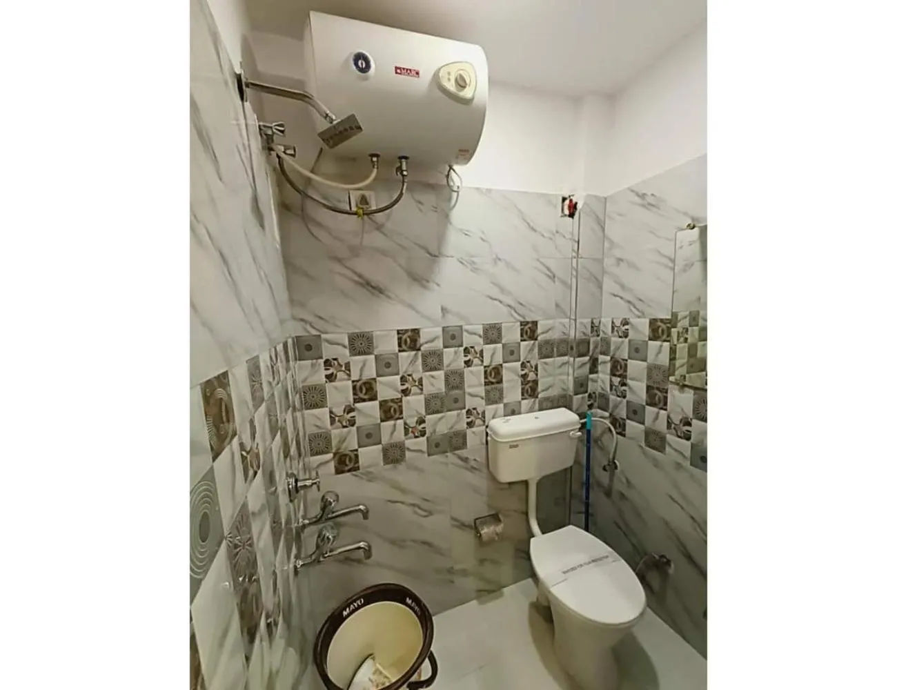 Shower in HOTEL ROOMA Srinagar