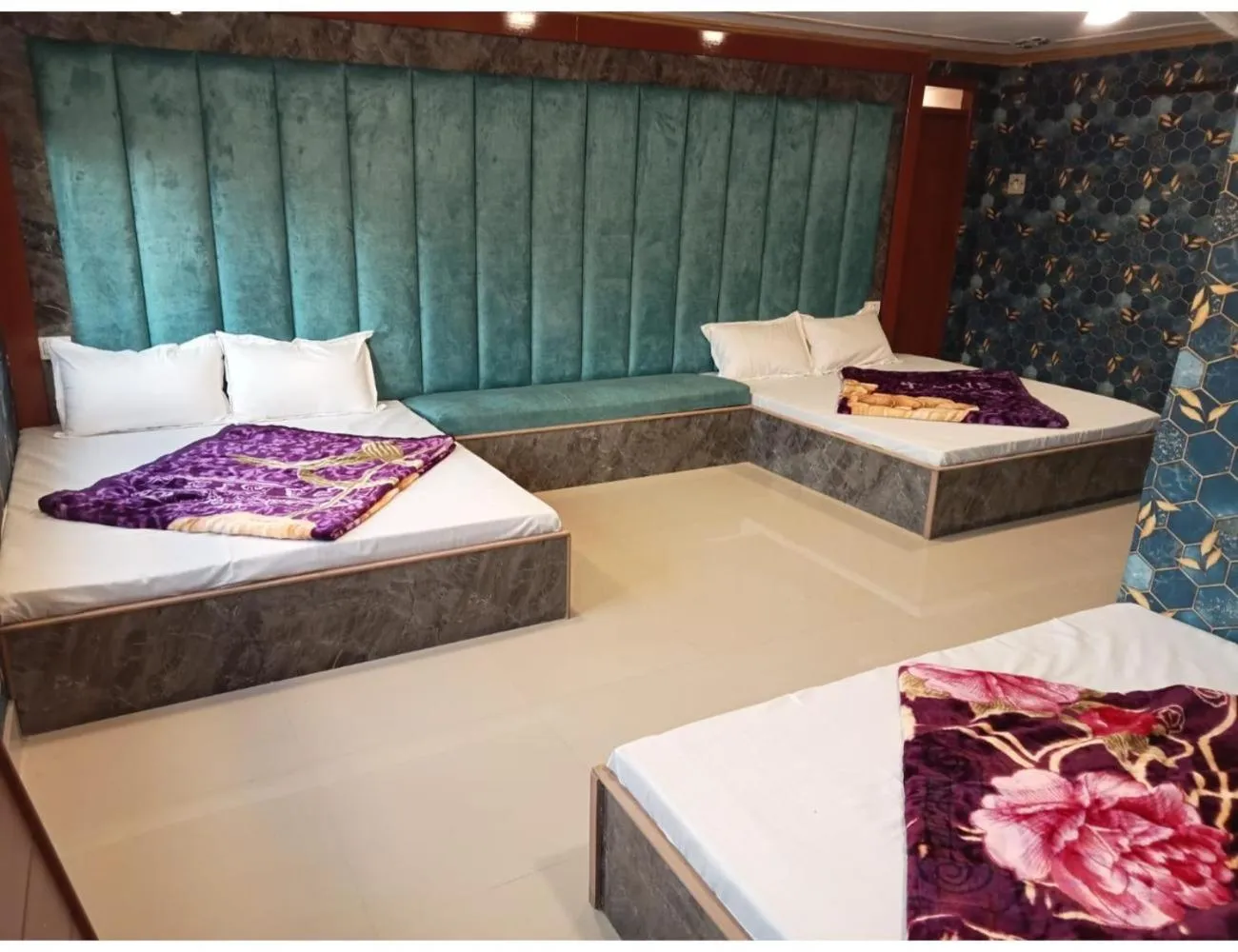 Bed in HOTEL ROOMA Srinagar